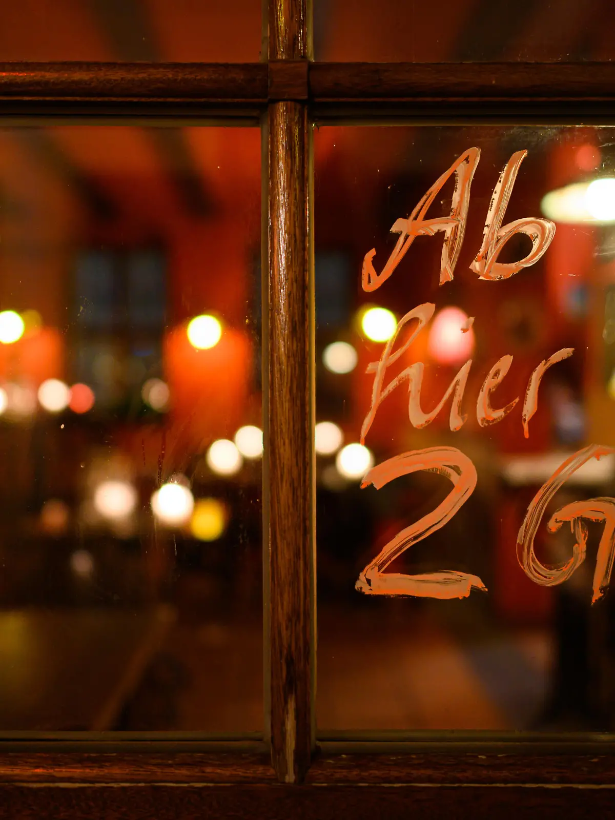 An die Tür eines Restaurants steht "Ab hier 2G" angeschrieben. Sachsen setzt seit dem 8. November 2021 die 2G-Regel in Teilen des öffentlichen Lebens flächendeckend um. Das ist der zentrale Punkt der neuen Corona-Schutzverordnung, die das Landeskabinett am 5. November in Dresden beschloss.