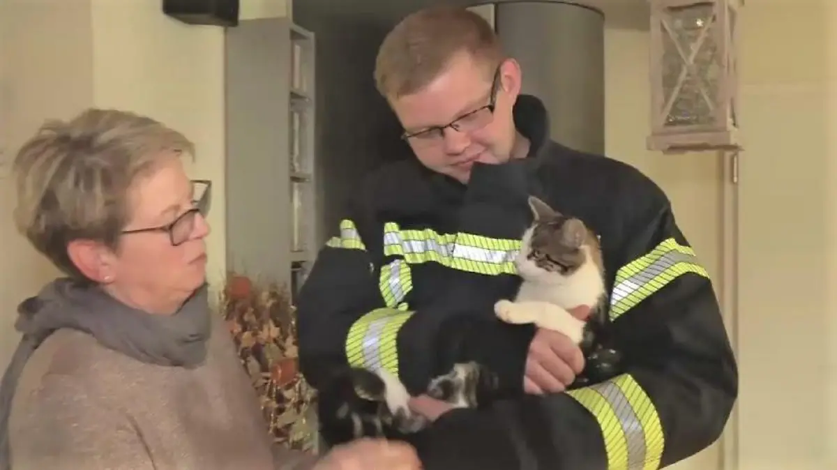So sieht ein Happy End aus: "Fritzi", Frauchen Kristine Rempsperge und Feuerwehrmann Martin Haase.