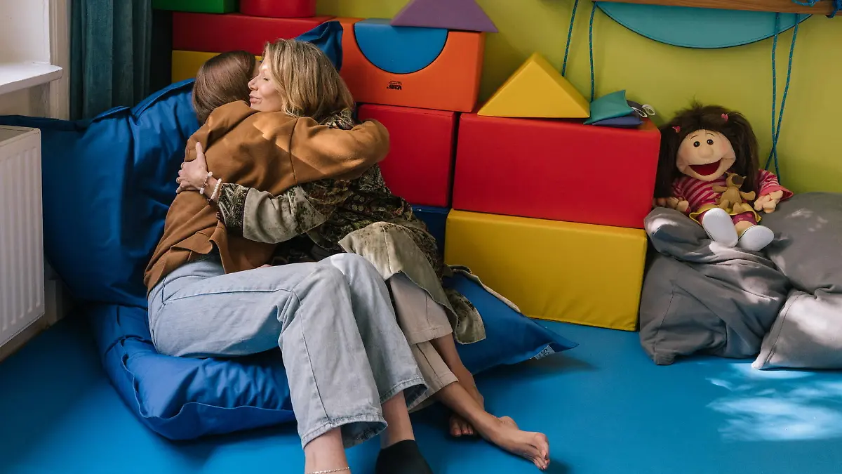 Schauspielerin Ursula Karven und Patientin Jana am Ankerland (Trauma-Therapiezentrum) bei einem RTL-Dreh in Hamburg.