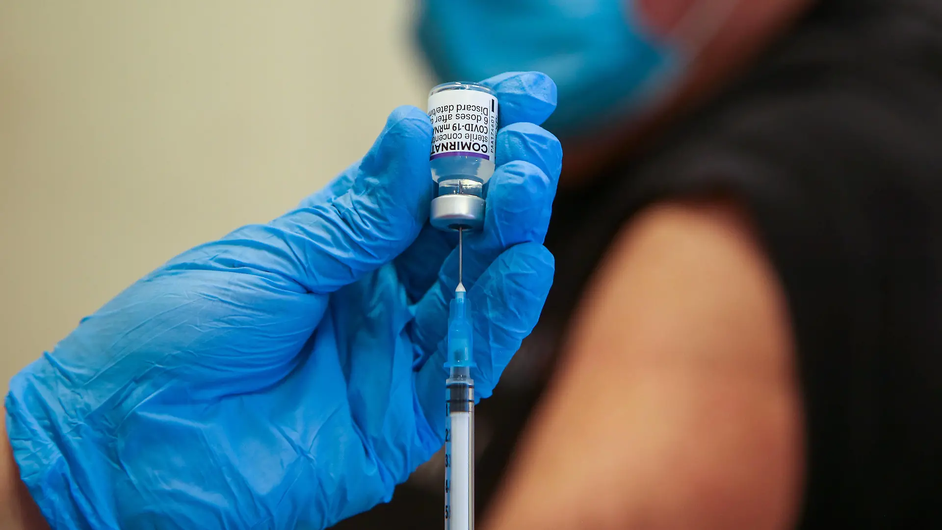 November 7, 2021, London, United Kingdom: A NHS health worker draws Pfizer Covid-19 booster vaccine as she prepares to administer to a woman at a vaccination centre. London United Kingdom - ZUMAs197 20211107_zab_s197_003 Copyright: xDinendraxHariax