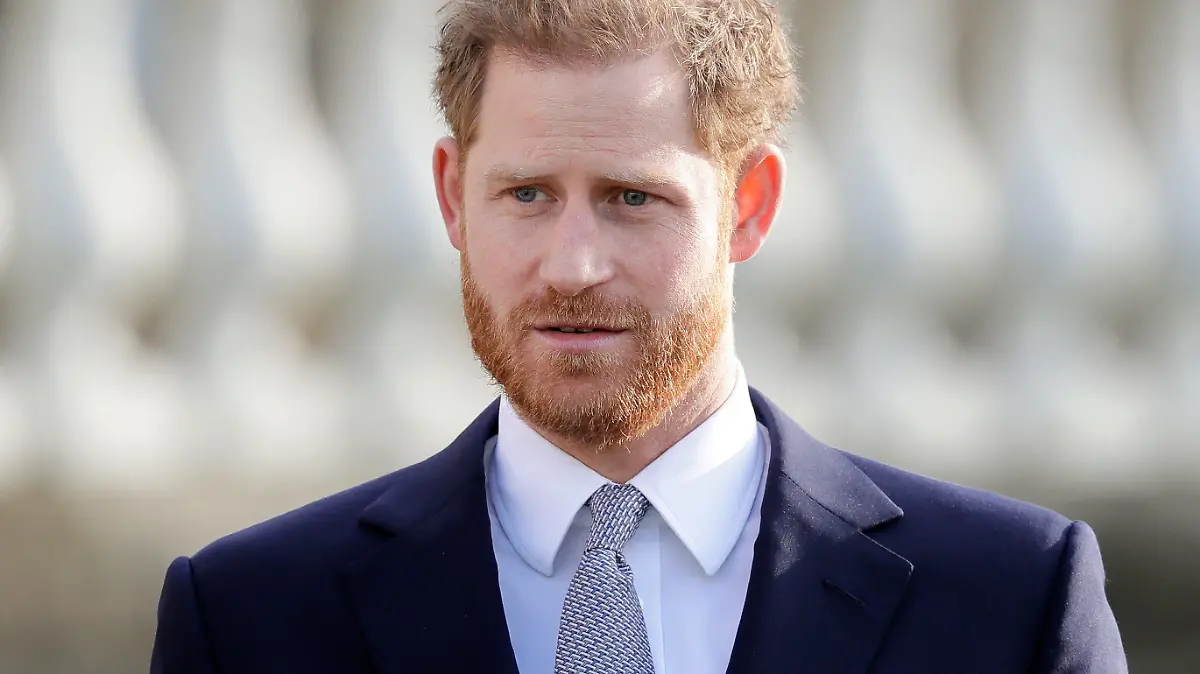 ARCHIV - 16.01.2020, Großbritannien, London: Prinz Harry, Herzog von Sussex und Schirmherr der Rugby Football League, steht während der Auslosung der Rugby League Weltmeisterschaft 2021 in den Gärten des Buckingham Palace. (zu dpa "Prinz Harry fordert mehr Corona-Impfungen für ärmere Länder") Foto: Kirsty Wigglesworth/AP/dpa +++ dpa-Bildfunk +++
