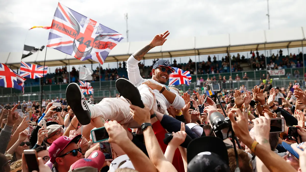 Britain Formula One - F1 - British Grand Prix 2016 - Silverstone, England - 10/7/16
Mercedes' Lewis Hamilton celebrates with fans after winning the race
REUTERS/Andrew Boyers
Livepic
EDITORIAL USE ONLY.