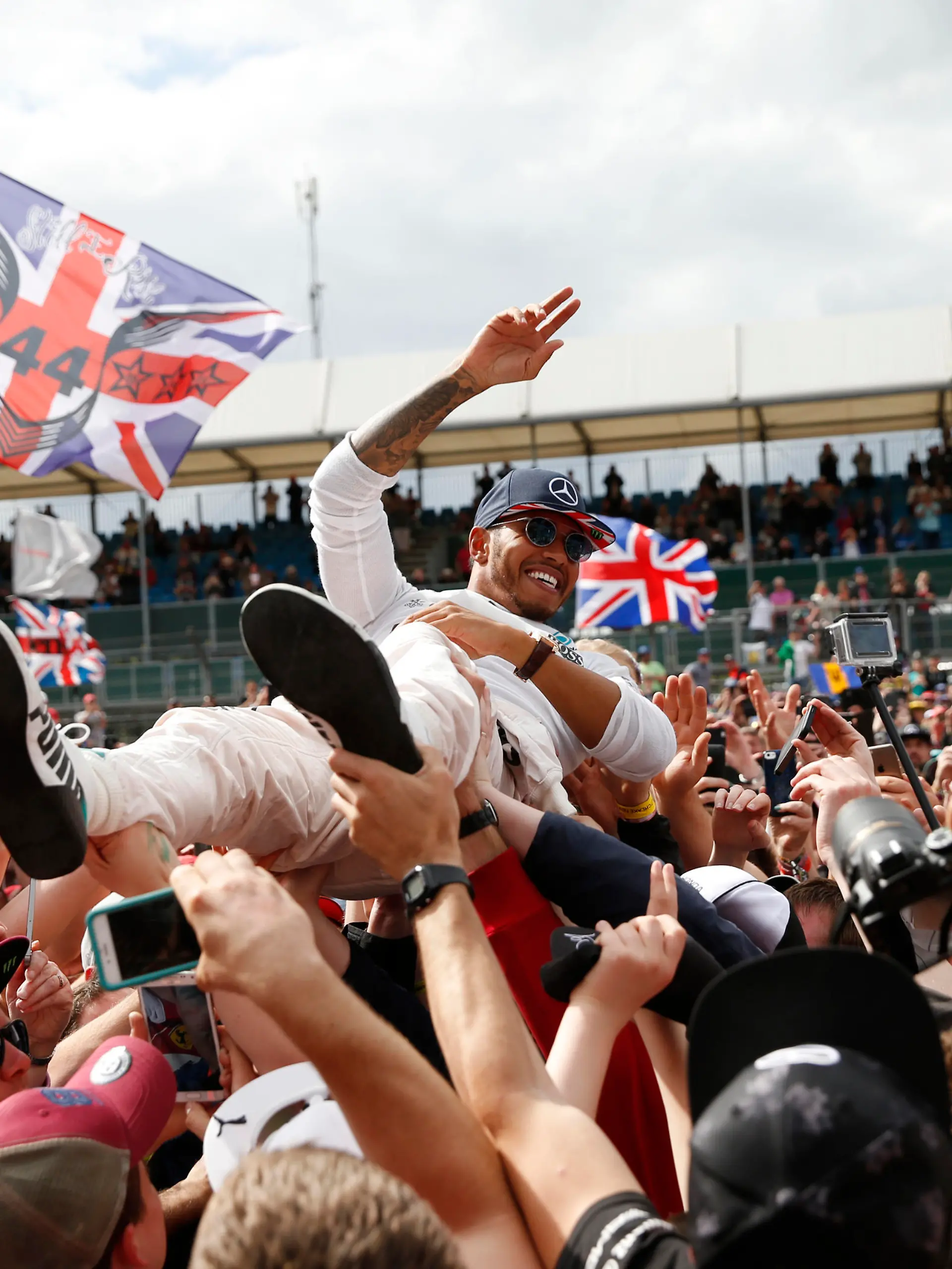 Britain Formula One - F1 - British Grand Prix 2016 - Silverstone, England - 10/7/16
Mercedes' Lewis Hamilton celebrates with fans after winning the race
REUTERS/Andrew Boyers
Livepic
EDITORIAL USE ONLY.
