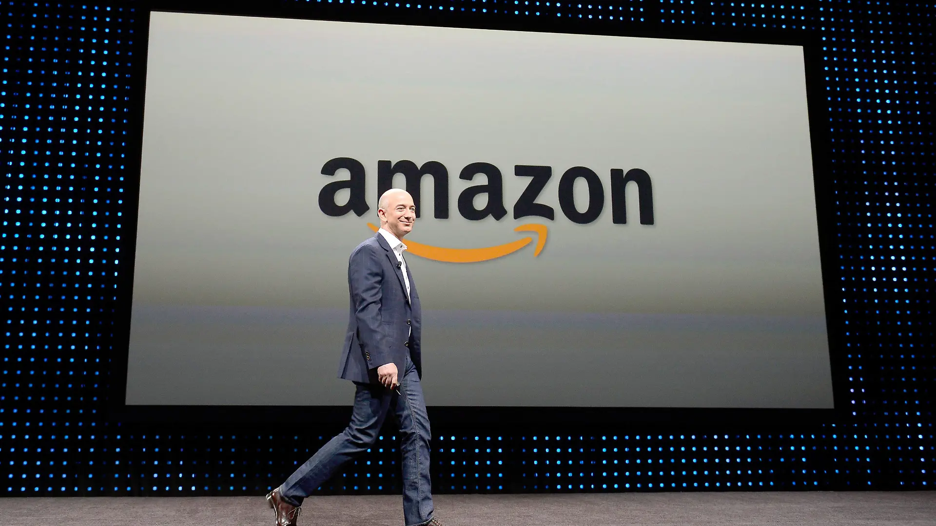 file - A file photograph showing Amazon CEO Jeff Bezos walking on stage at a press conference where he introduced new Kindle products such as the Kindle Paperwhite Wi-Fi + 3G, the Kindle Fire HD and new programs and innovations for the wireless tablets at Santa Monica Airport in Santa Monica, California, USA, 06 September 2012. EPA/MICHAEL NELSON dpa (zu dpa "Schriftsteller veröffentlichen Protestbrief gegen Amazon" vom 10.08.2014) +++(c) dpa - Bildfunk+++