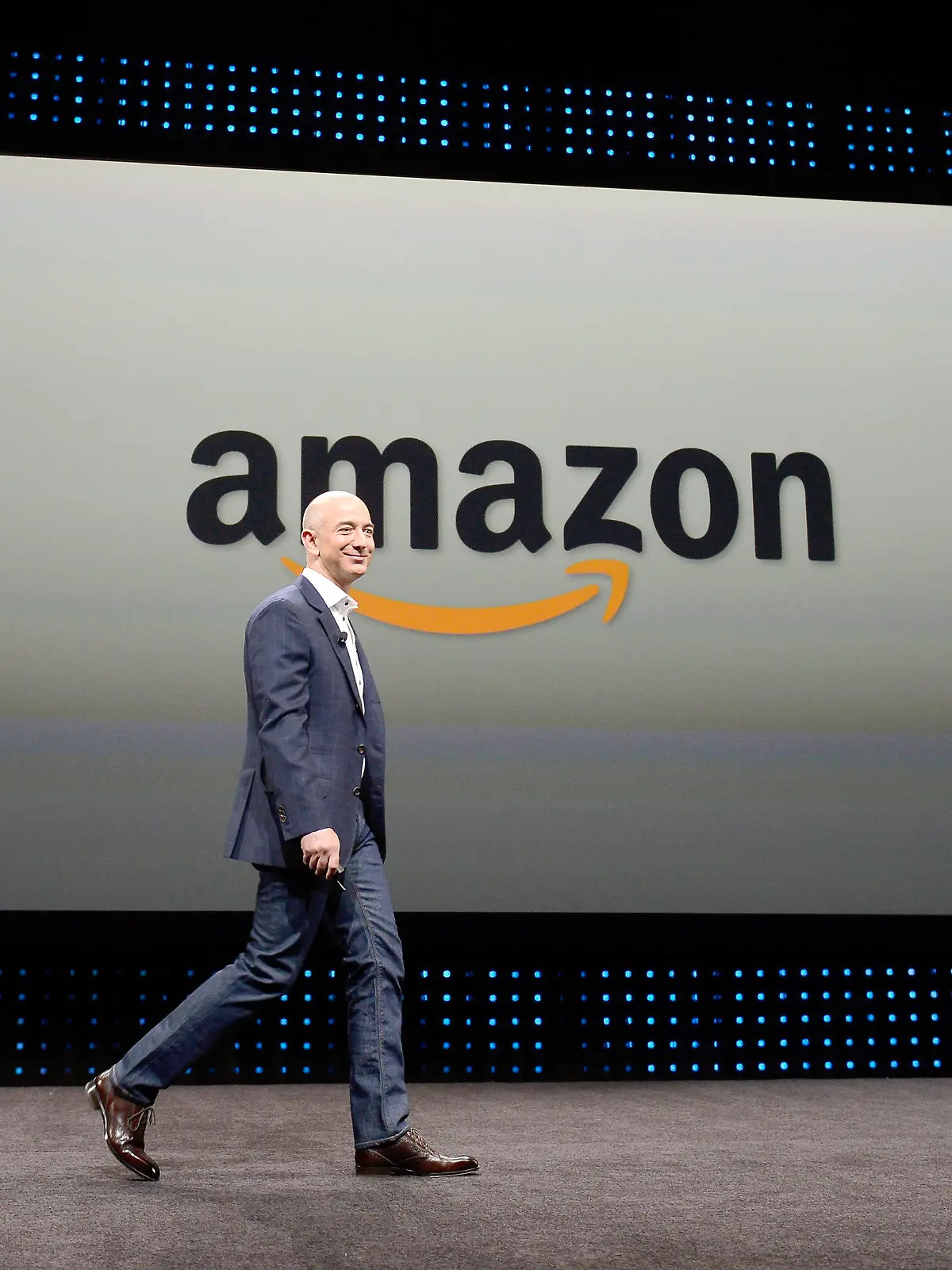 file -  A file photograph showing Amazon CEO Jeff Bezos walking on stage at a press conference where he introduced new Kindle products such as the Kindle Paperwhite Wi-Fi + 3G, the Kindle Fire HD and new programs and innovations for the wireless tablets at Santa Monica Airport in Santa Monica, California, USA, 06 September 2012. EPA/MICHAEL NELSON dpa (zu dpa "Schriftsteller veröffentlichen Protestbrief gegen Amazon" vom 10.08.2014) +++(c) dpa - Bildfunk+++