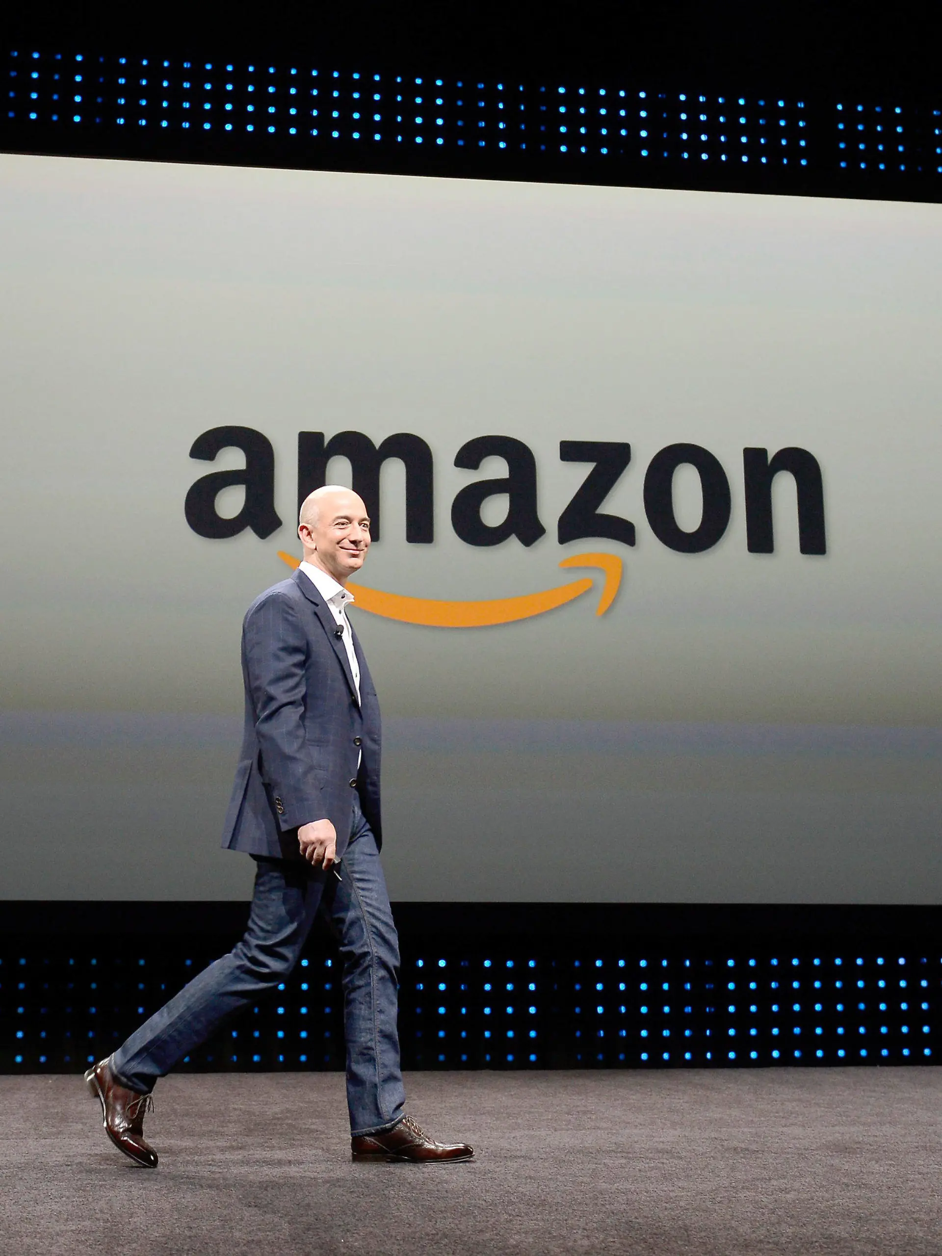 file -  A file photograph showing Amazon CEO Jeff Bezos walking on stage at a press conference where he introduced new Kindle products such as the Kindle Paperwhite Wi-Fi + 3G, the Kindle Fire HD and new programs and innovations for the wireless tablets at Santa Monica Airport in Santa Monica, California, USA, 06 September 2012. EPA/MICHAEL NELSON dpa (zu dpa "Schriftsteller veröffentlichen Protestbrief gegen Amazon" vom 10.08.2014) +++(c) dpa - Bildfunk+++