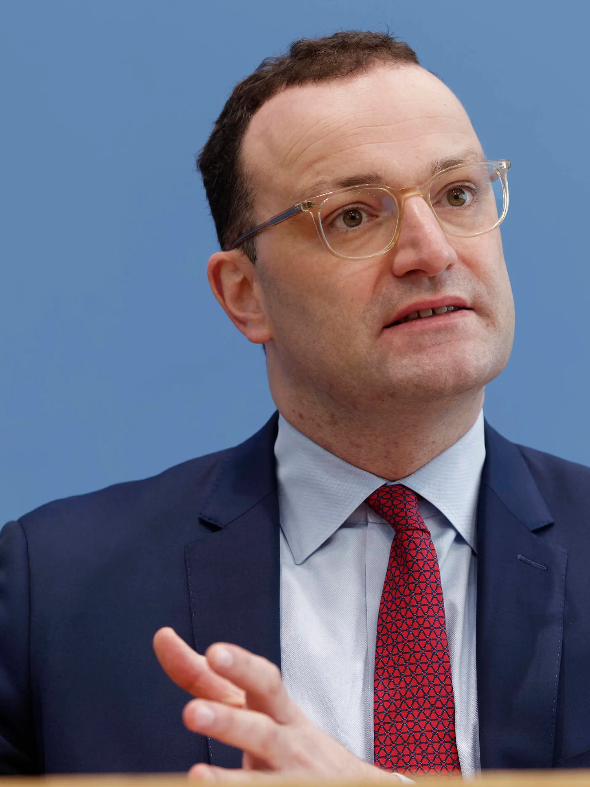 Ärzte und Impfkommission zur Corona-Lage 2021-11-03, Deutschland, Berlin - Bundespressekonferenz: Jens Spahn CDU, Geschäftsführender Bundesgesundheitsminister, der Präsident des Robert Koch-Instituts, und der Leiter der Forschungsgruppe für Infektionsimmunologie und Impfstoff-Forschung der Berliner Charit , fordern mit Nachdruck zu Auffrischimpfungen gegen Corona auf. *** Doctors and Vaccination Commission on Corona situation 2021 11 03, Germany, Berlin Federal Press Conference Jens Spahn CDU , Executive Federal Minister of Health, the President of the Robert Koch Institute, and the Head of the Research Group for Infectious Immunology and Vaccine Research of the Berlin Charit , call emphatically for booster vaccinations against C 