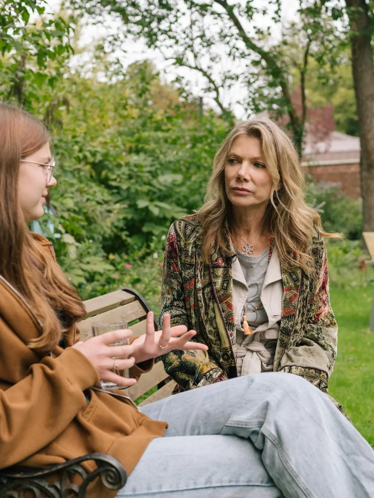 Schauspielerin Ursula Karven und Patientin Jana am Ankerland (Trauma-Therapiezentrum) bei einem RTL-Dreh in Hamburg