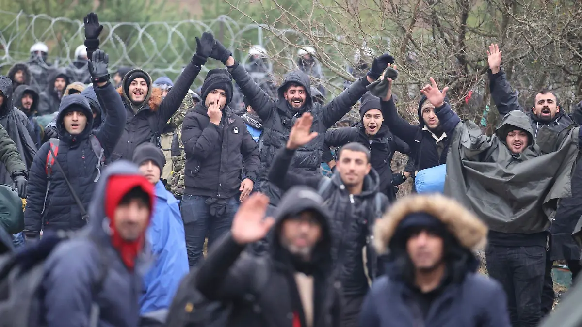 08.11.2021, Belarus, Grodno: Einige Migranten haben sich an der weißrussisch-polnischen Grenze versammelt. Mehrere Hundert Migranten haben sich nach Angaben der Behörden in Belarus zu Fuß auf den Weg zur Grenze zum EU-Nachbarland Polen gemacht. (Bestmögliche Qualität) Foto: Leonid Shcheglov/BelTA/AP/dpa +++ dpa-Bildfunk +++