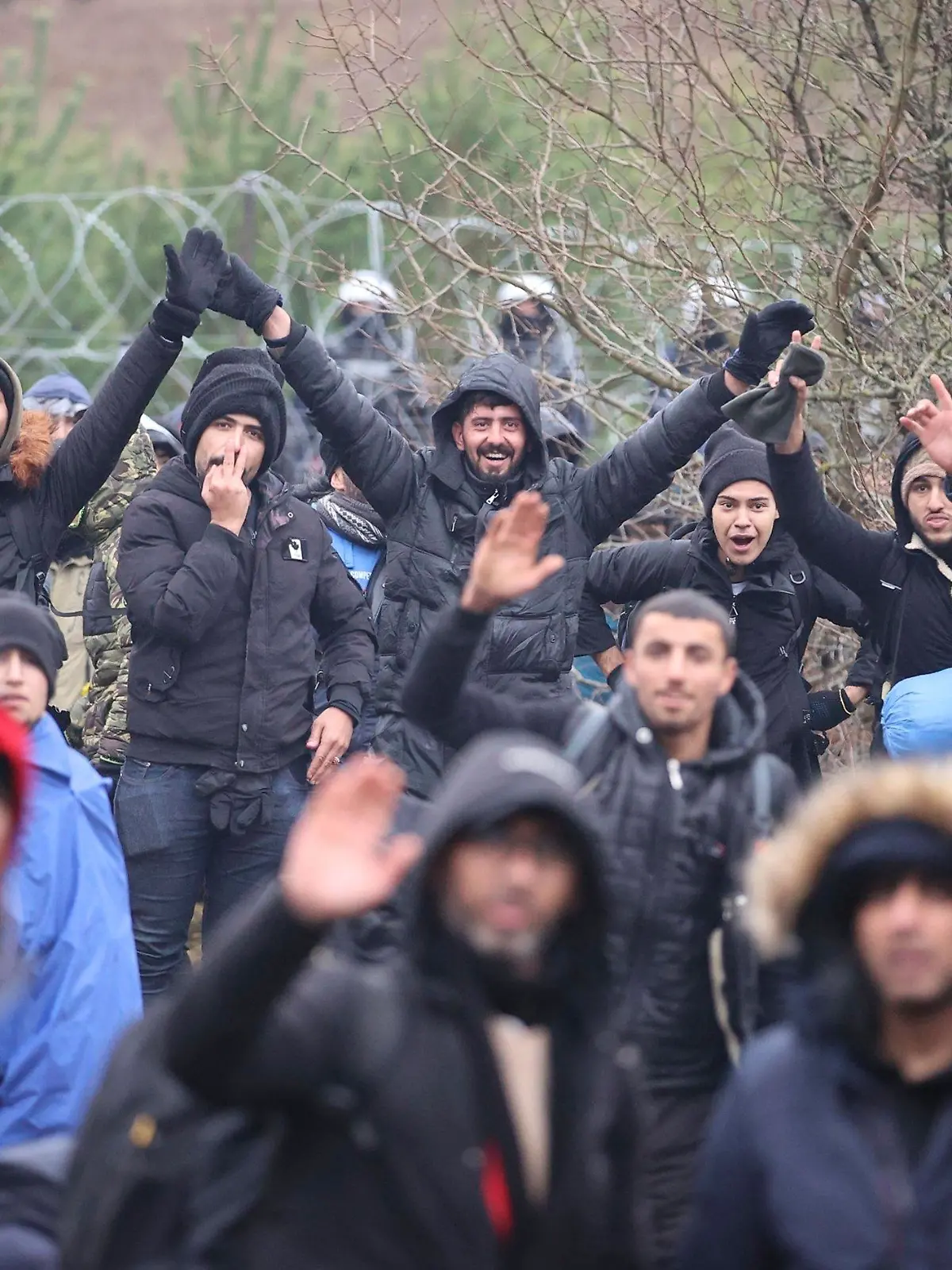 08.11.2021, Belarus, Grodno: Einige Migranten haben sich an der weißrussisch-polnischen Grenze versammelt. Mehrere Hundert Migranten haben sich nach Angaben der Behörden in Belarus zu Fuß auf den Weg zur Grenze zum EU-Nachbarland Polen gemacht. (Bestmögliche Qualität) Foto: Leonid Shcheglov/BelTA/AP/dpa +++ dpa-Bildfunk +++