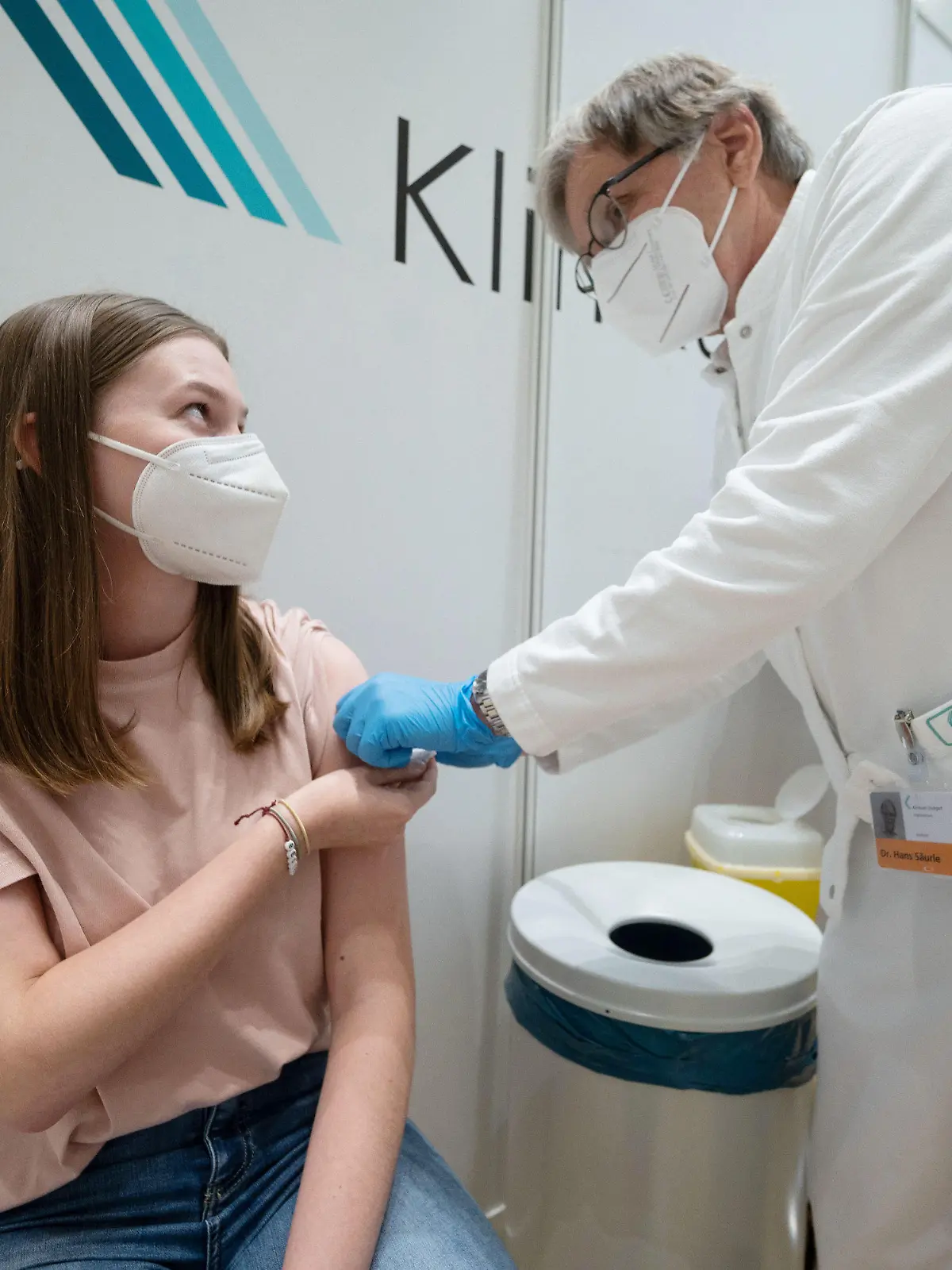 07.06.2021, Baden-Württemberg, Stuttgart: Eine junge Frau, die durch die Aufhebung der Priorisierung bei Corona-Impfungen impfberechtigt ist, bekommt im Impfzentrum des Klinikum Stuttgart ihre Erstimpfung mit dem Corona-Impfstoff von Moderna. Nach den Arztpraxen kann nun auch in den Impfzentren jeder geimpft werden, der einen Termin ergattert. Foto: Marijan Murat/dpa +++ dpa-Bildfunk +++