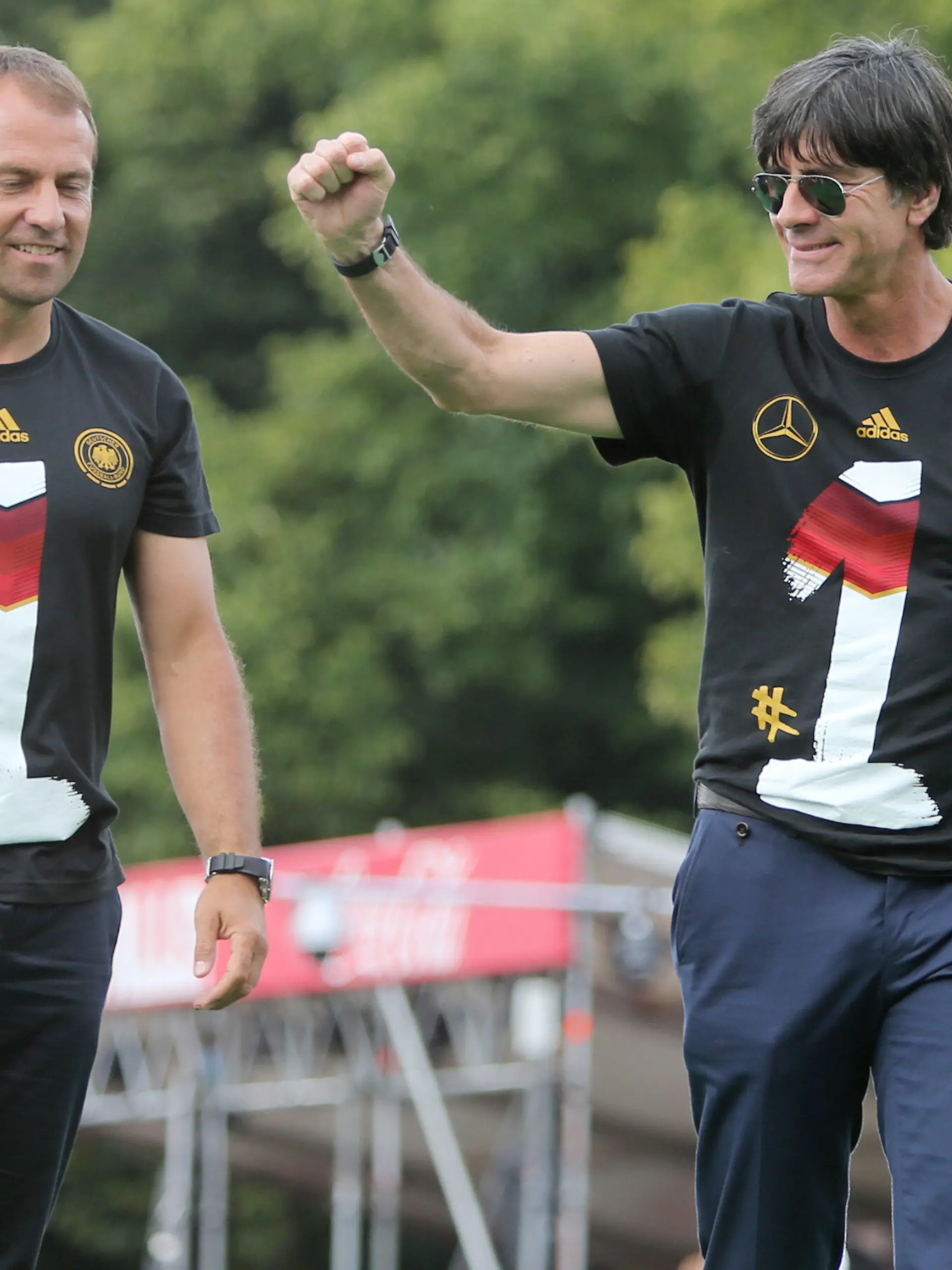 Bundestrainer Joachim Löw (r) und Co-Trainer Hansi Flick jubeln am 15.07.2014 beim Empfang an der Fanmeile am Brandenburger Tor in Berlin. Nach 1954, 1974 und 1990 ist Deutschland mit einem Sieg über Argentinien zum vierten Mal Weltmeister geworden. Foto: Kay Nietfeld/dpa +++(c) dpa - Bildfunk+++