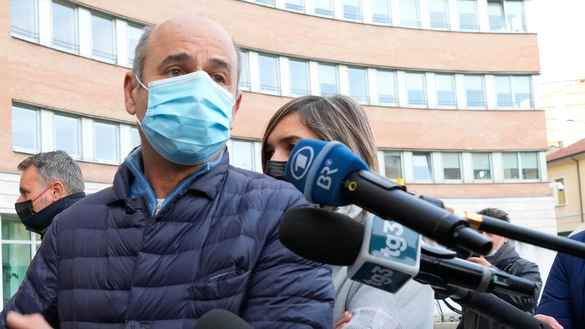 10.11.2021, Italien, Brescia: Enzo Garzarella, der Vater von Umberto, der bei einer Bootskollision auf dem Gardasee ums Leben kam, trifft am Gericht in Brescia ein. In dem Prozess gegen zwei Münchner nach dem Motorboot-Unfall vom Gardasee mit zwei Toten sind vorerst neun Verhandlungstage bis März anberaumt. Ein deutscher Unternehmer und ein Freund waren laut Anklage am 19. Juni kurz vor Mitternacht mit einem Motorboot über den Gardasee gerast, hatten ein kleines Holzboot gerammt und dabei die 25 Jahre alte Greta Nedrotti und den 37-jährigen Umberto Garzarella getötet. Foto: Antonio Calanni/AP/dpa +++ dpa-Bildfunk +++