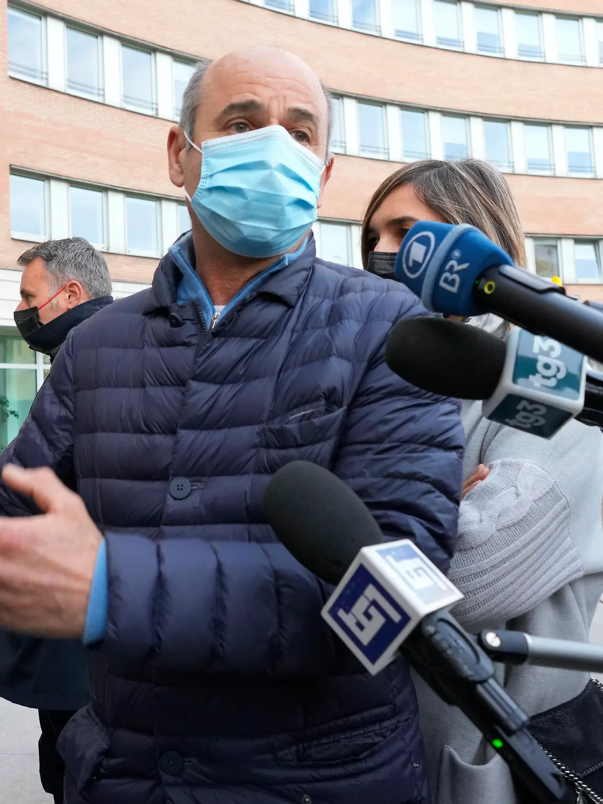 10.11.2021, Italien, Brescia: Enzo Garzarella, der Vater von Umberto, der bei einer Bootskollision auf dem Gardasee ums Leben kam, trifft am Gericht in Brescia ein. In dem Prozess gegen zwei Münchner nach dem Motorboot-Unfall vom Gardasee mit zwei Toten sind vorerst neun Verhandlungstage bis März anberaumt. Ein deutscher Unternehmer und ein Freund waren laut Anklage am 19. Juni kurz vor Mitternacht mit einem Motorboot über den Gardasee gerast, hatten ein kleines Holzboot gerammt und dabei die 25 Jahre alte Greta Nedrotti und den 37-jährigen Umberto Garzarella getötet. Foto: Antonio Calanni/AP/dpa +++ dpa-Bildfunk +++