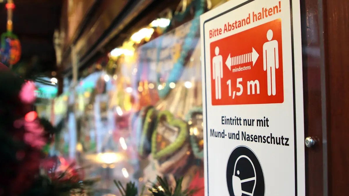  Weihnachtsmärkte in Krisenzeiten Ein Stand auf einem ausgedünnten Weihnachtsmarkt mit strengen Hygienevorschriften Essen Nordrhein-Westfalen Deutschland *** Christmas markets in times of crisis A stand at a thinned-out Christmas market with strict hygiene regulations Essen North Rhine-Westphalia Germany