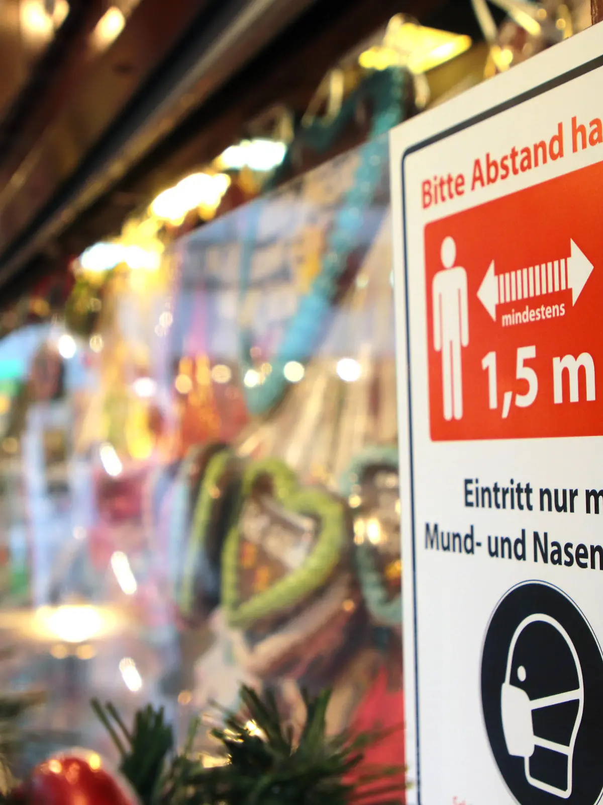  Weihnachtsmärkte in Krisenzeiten Ein Stand auf einem ausgedünnten Weihnachtsmarkt mit strengen Hygienevorschriften Essen Nordrhein-Westfalen Deutschland *** Christmas markets in times of crisis A stand at a thinned-out Christmas market with strict hygiene regulations Essen North Rhine-Westphalia Germany