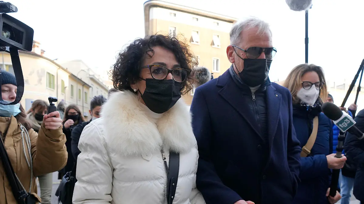 10.11.2021, Italien, Brescia: Raffaele Nedrotti (M,r-l) und seine Frau Nadia, Eltern von Greta, die bei einer Bootskollision auf dem Gardasee ums Leben kam, treffen am Gericht in Brescia ein. In dem Prozess gegen zwei Münchner nach dem Motorboot-Unfall vom Gardasee mit zwei Toten sind vorerst neun Verhandlungstage bis März anberaumt.
Ein deutscher Unternehmer und ein Freund waren laut Anklage am 19. Juni kurz vor Mitternacht mit einem Motorboot über den Gardasee gerast, hatten ein kleines Holzboot gerammt und dabei die 25 Jahre alte Greta Nedrotti und den 37-jährigen Umberto Garzarella getötet. Foto: Antonio Calanni/AP/dpa +++ dpa-Bildfunk +++