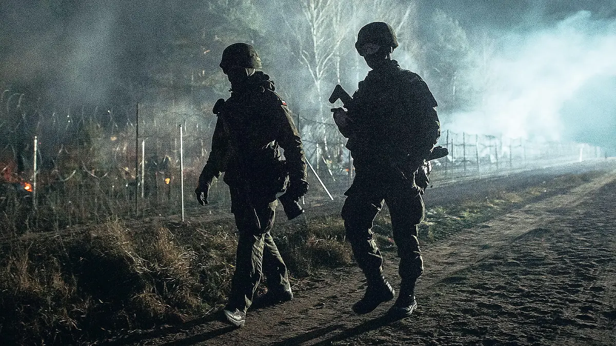 Polish soldiers patrol Poland/Belarus border near Kuznica, Poland, in this photograph released by the Polish Defence Ministry, November 9, 2021. Irek Dorozanski/DWOT/Handout via REUTERS THIS IMAGE HAS BEEN SUPPLIED BY A THIRD PARTY