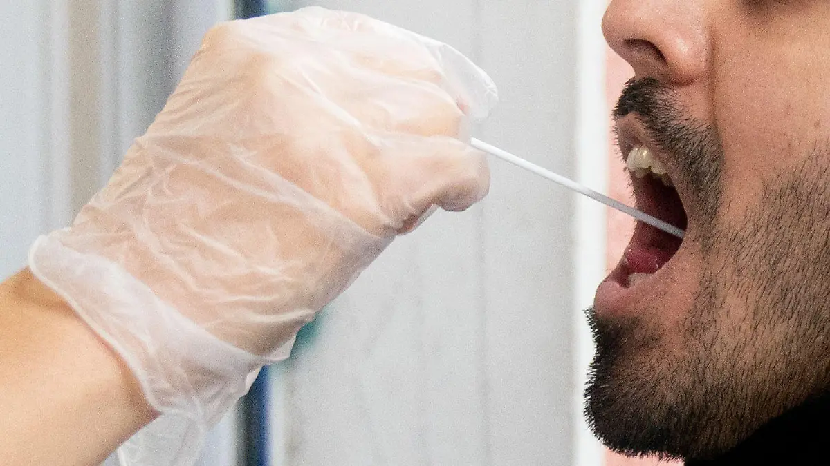 ARCHIV - 08.10.2020, Berlin: Ein Patient lässt vor einer Arztpraxis einen Abstrich für einen PCR Corona-Test machen. Am fünften Tag in Folge ist die Sieben-Tage-Inzidenz in der Corona-Pandemie in Deutschland gestiegen. (zu dpa: «Corona-Inzidenz steigt - in manchen Bundesländern besonders deutlich») Foto: Kay Nietfeld/dpa +++ dpa-Bildfunk +++