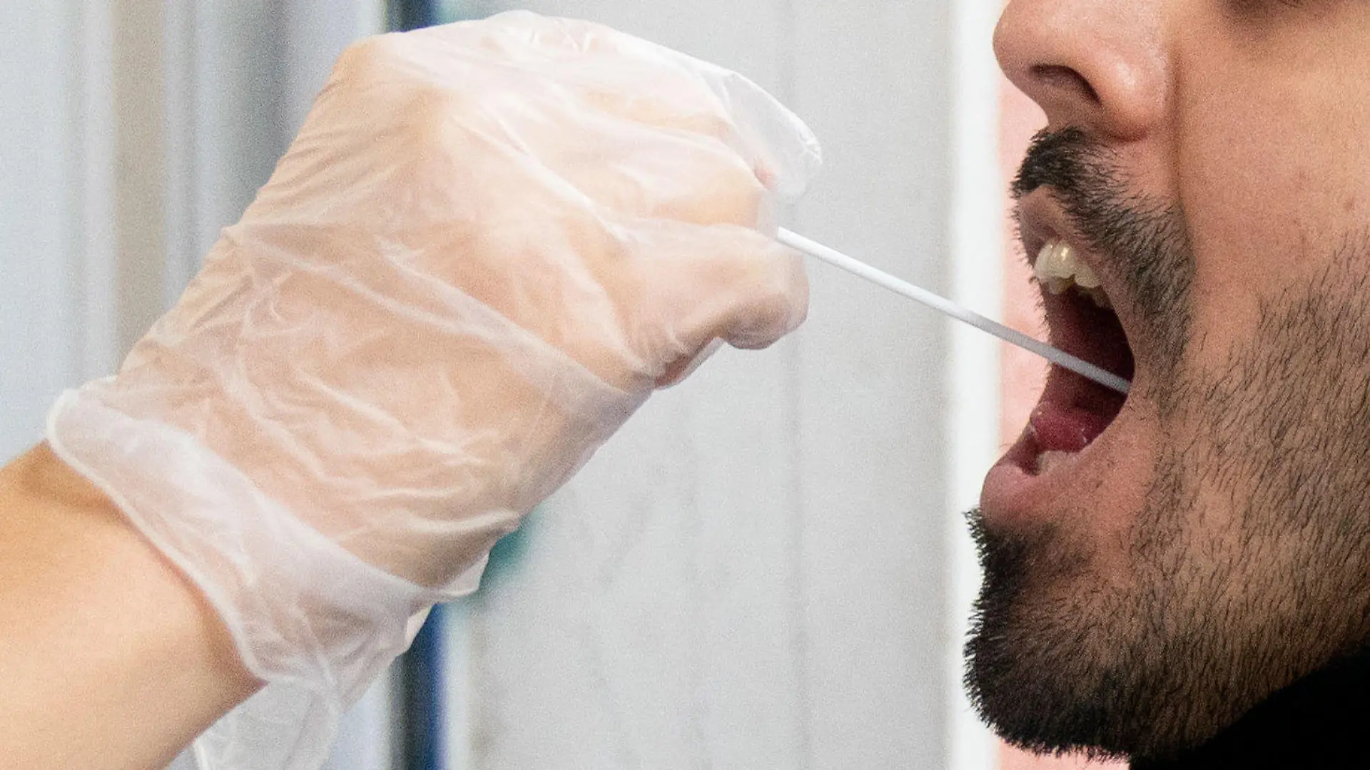ARCHIV - 08.10.2020, Berlin: Ein Patient lässt vor einer Arztpraxis einen Abstrich für einen PCR Corona-Test machen. Am fünften Tag in Folge ist die Sieben-Tage-Inzidenz in der Corona-Pandemie in Deutschland gestiegen. (zu dpa: «Corona-Inzidenz steigt - in manchen Bundesländern besonders deutlich») Foto: Kay Nietfeld/dpa +++ dpa-Bildfunk +++