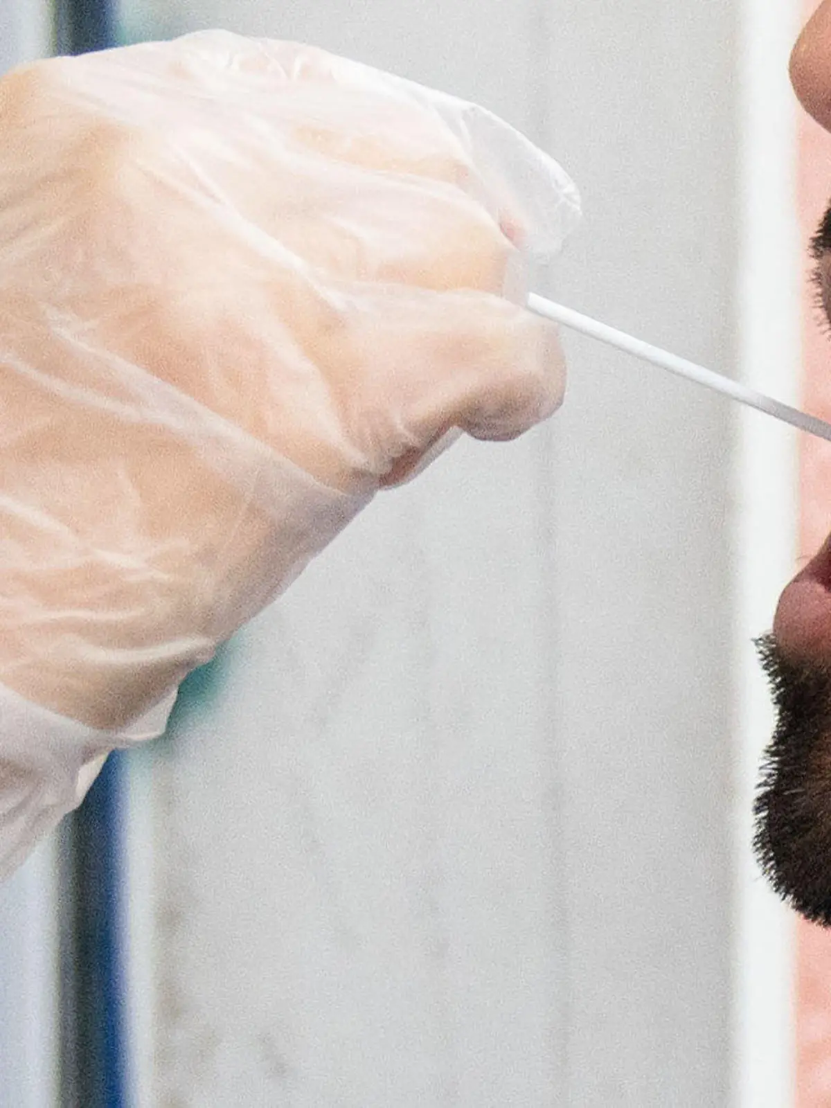 ARCHIV - 08.10.2020, Berlin: Ein Patient lässt vor einer Arztpraxis einen Abstrich für einen PCR Corona-Test machen. Am fünften Tag in Folge ist die Sieben-Tage-Inzidenz in der Corona-Pandemie in Deutschland gestiegen. (zu dpa: «Corona-Inzidenz steigt - in manchen Bundesländern besonders deutlich») Foto: Kay Nietfeld/dpa +++ dpa-Bildfunk +++