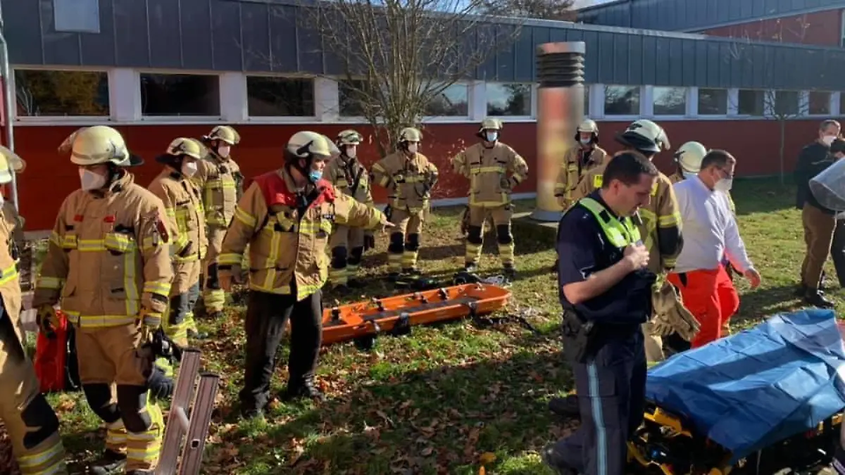 Feuerwehrleute kommen am Unfallort an.
