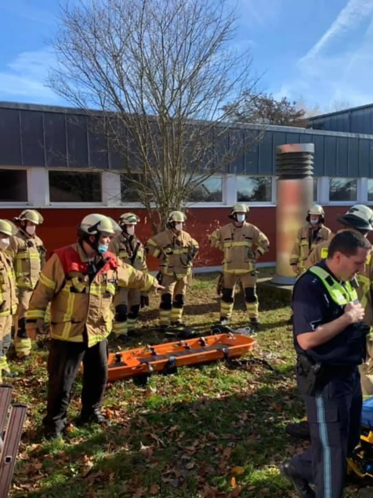 Feuerwehrleute kommen am Unfallort an.