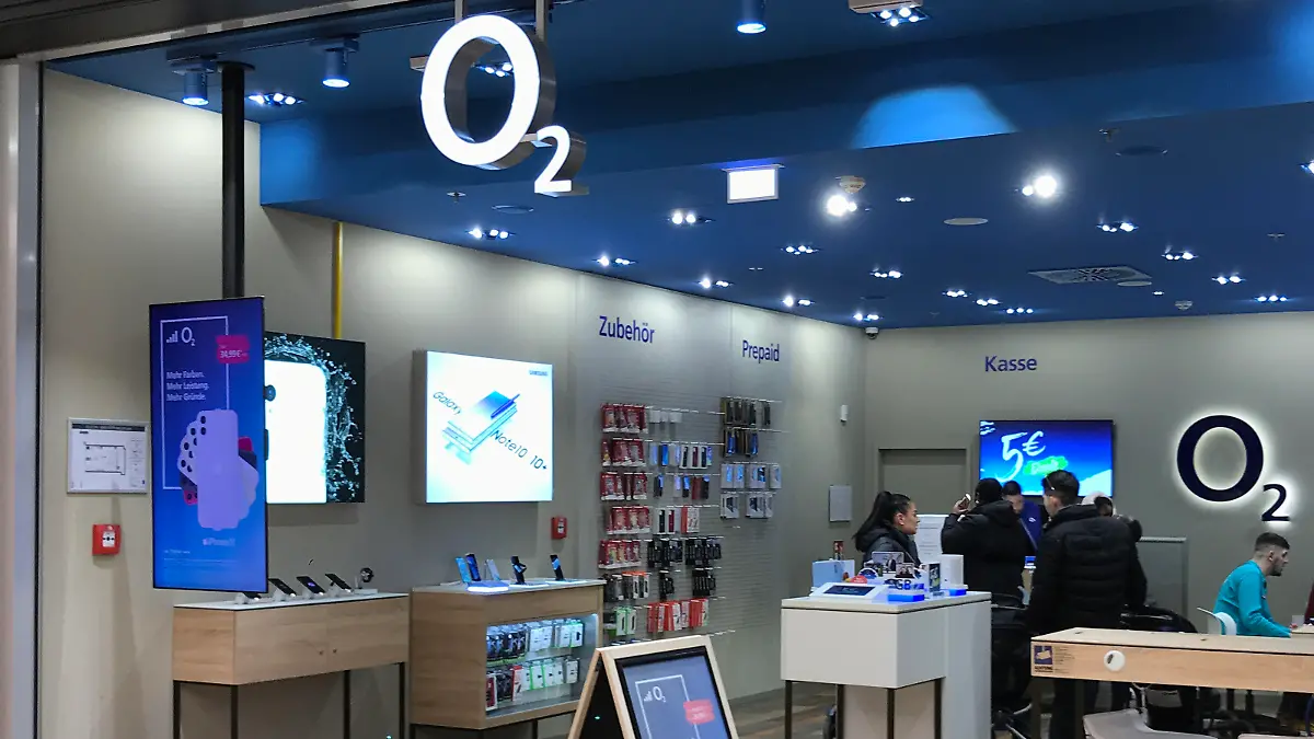 O2 schafft Datenvolumen fuers Handy ab. O2 Telefonica Shop in Muenchen,Schaufenster,Laden. Telekommunikation,Mobilfunkanbieter.