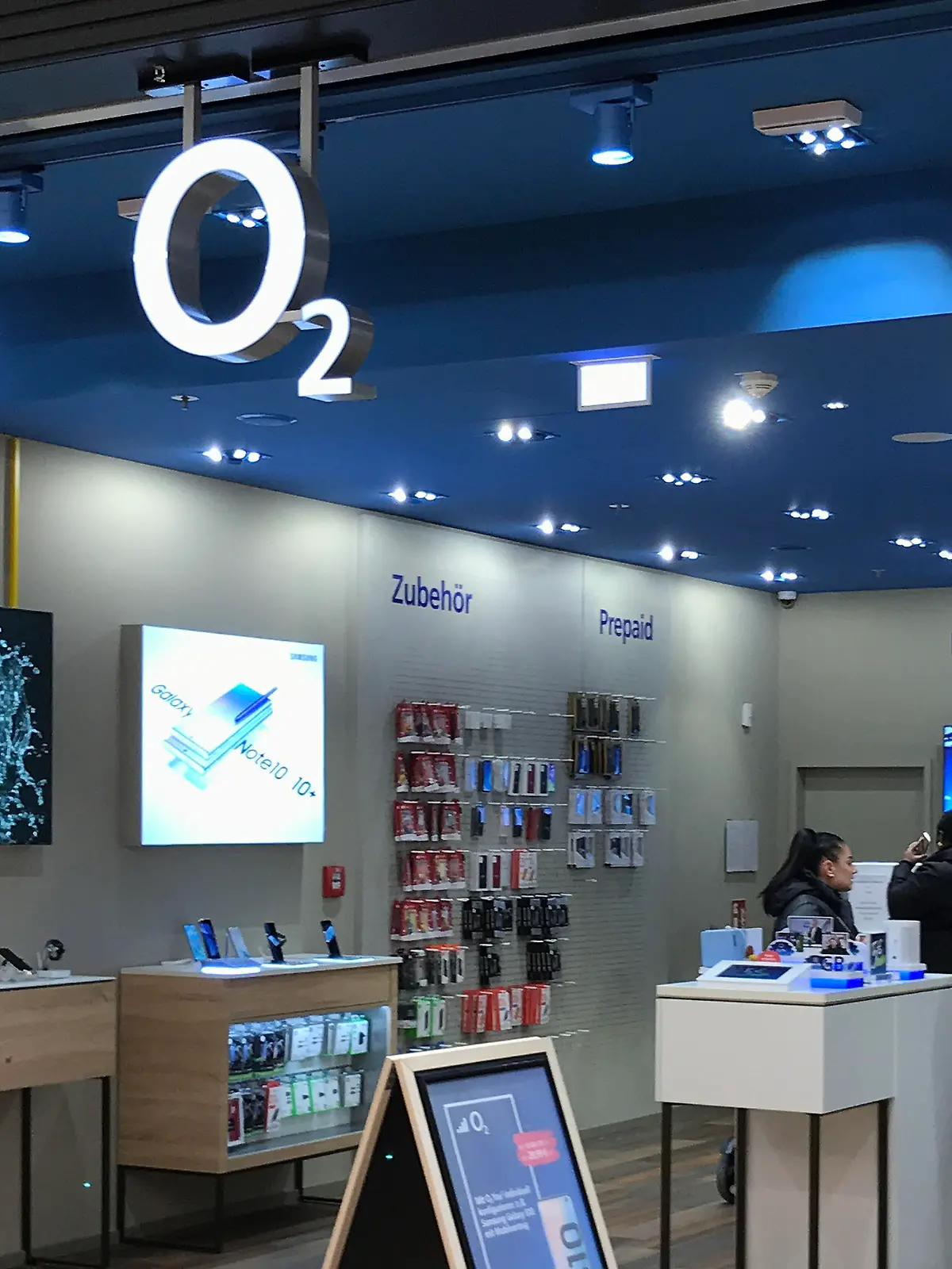 O2 schafft Datenvolumen fuers Handy ab. O2 Telefonica Shop in Muenchen,Schaufenster,Laden. Telekommunikation,Mobilfunkanbieter.