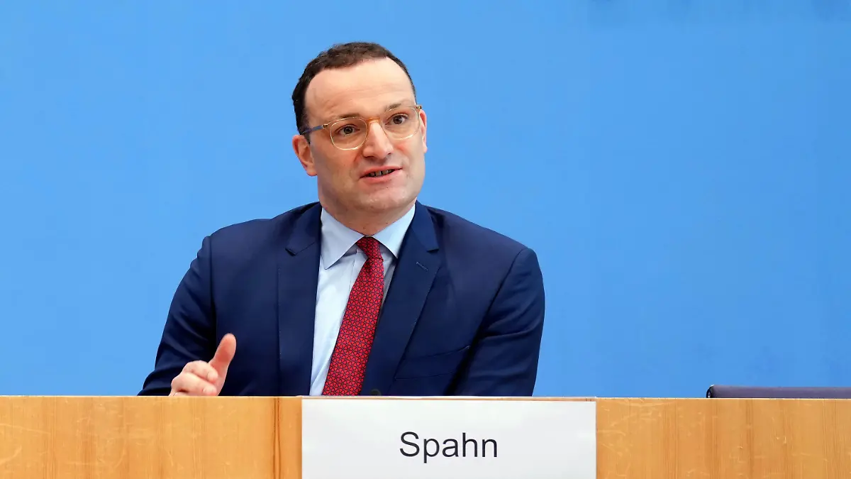 03.11.2021, Berlin: Jens Spahn, (CDU) geschäftsführender Bundesgesundheitsminister, äußert sich in der Bundespressekonferenz zur Corona-Pandemie. Spahn will nicht für die Nachfolge des scheidenden CDU-Vorsitzenden Laschet kandidieren. Das kündigte der bisherige stellvertretende CDU-Chef nach Informationen der Deutschen Presse-Agentur aus Teilnehmerkreisen in der Sitzung der Unionsfraktion in Berlin an. (Zu dpa «Kreise: Spahn will nicht für CDU-Vorsitz kandidieren») Foto: Kay Nietfeld/dpa +++ dpa-Bildfunk +++