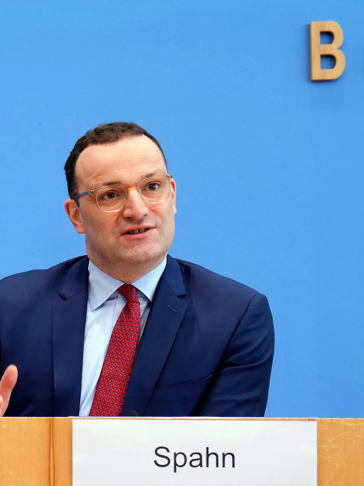 03.11.2021, Berlin: Jens Spahn, (CDU) geschäftsführender Bundesgesundheitsminister, äußert sich in der Bundespressekonferenz zur Corona-Pandemie. Spahn will nicht für die Nachfolge des scheidenden CDU-Vorsitzenden Laschet kandidieren. Das kündigte der bisherige stellvertretende CDU-Chef nach Informationen der Deutschen Presse-Agentur aus Teilnehmerkreisen in der Sitzung der Unionsfraktion in Berlin an. (Zu dpa «Kreise: Spahn will nicht für CDU-Vorsitz kandidieren») Foto: Kay Nietfeld/dpa +++ dpa-Bildfunk +++