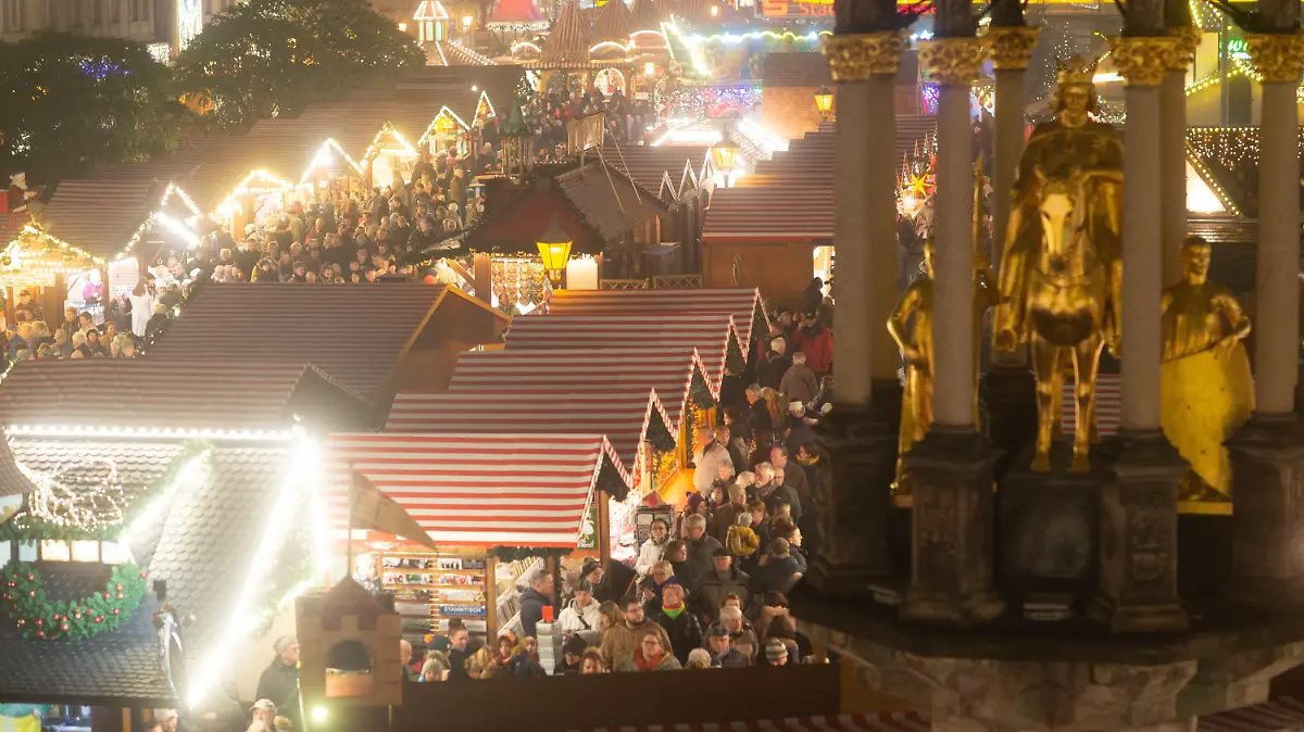 ARCHIV - 25.11.2019, Sachsen-Anhalt, Magdeburg: Blick auf den Magdeburger Weihnachtmarkt. Nach einem Jahr coronabedingter Zwangspause soll der Markt nun am 22. November eröffnen. (zu dpa: «Magdeburg will Weihnachtsmarkt am 22. November öffnen») Foto: Klaus-Dietmar Gabbert/dpa-Zentralbild/dpa +++ dpa-Bildfunk +++
