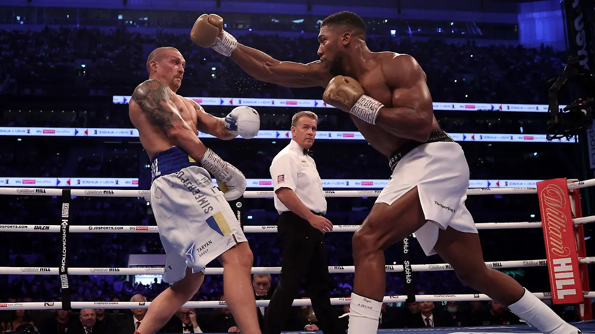 LONDON, ENGLAND - SEPTEMBER 25: Oleksandr Usyk of Ukraine fights Anthony Joshua of Great Britain during the Heavyweight Title Fight between Anthony Joshua and Oleksandr Usyk at Tottenham Hotspur Stadium on September 25, 2021 in London, England. (Photo by Julian Finney/Getty Images)