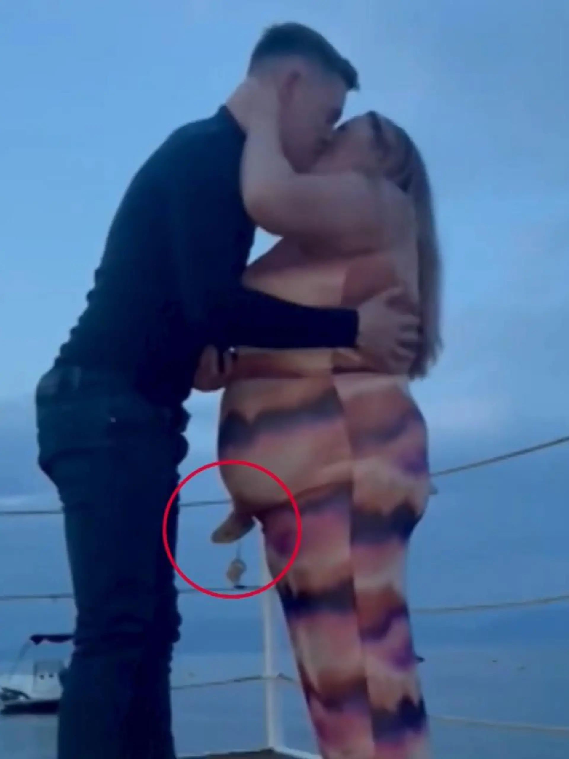 Huch? Was guckt denn da raus?
Dieser Heiratsantrag lässt die TikTok-Community nicht schlecht staunen:
Als ihr Freund Arthur auf die Knie geht, um um ihre Hand anzuhalten, ragt Emily etwas aus ihrem Schritt.
Erst bei genauerer Betrachtung wird klar: Es ist nur der Fuß ihres Kindes, der etwas unglücklich hinter ihr hervorragt.
Und auch wenn die kleine optische Illusion für den ein oder anderen Schmunzler ihrer Follower sorgt, sind die beiden froh über den geglückten Antrag.
Denn Emily sagt begeistert „Ja“ - und präsentiert trotz Foto-Panne stolz ihr Verlobungsvideo (samt Ring)