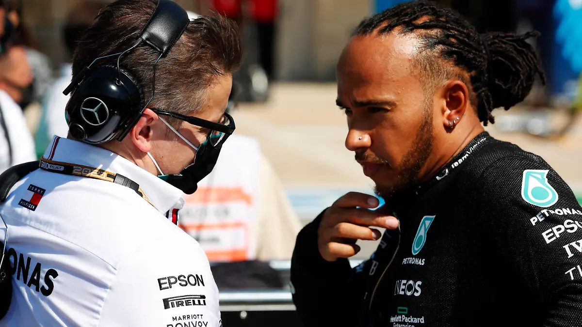 Formula 1 2021: United States GP CIRCUIT OF THE AMERICAS, UNITED STATES OF AMERICA - OCTOBER 24: Andrew Shovlin, Trackside Engineering Director, Mercedes AMG, and Sir Lewis Hamilton, Mercedes, on the grid during the United States GP at Circuit of the Americas on Sunday October 24, 2021 in Austin, United States of America. Photo by Charles Coates / LAT Images Images PUBLICATIONxINxGERxSUIxAUTxHUNxONLY GP2117_184600_09I4053