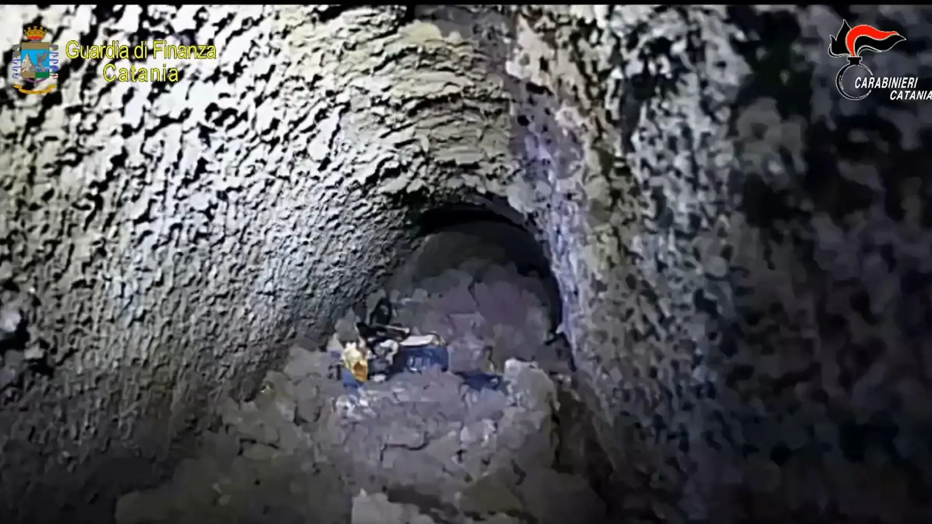 HANDOUT - 10.11.2021, Italien, Zafferana Etnea: Kleidung und Schuhe, aufgenommen am Fundort von menschlichen Überresten in einer kleinen Höhle am Vulkan Ätna.  
Eine Such- und Rettungshündin hat diese bei einer Übung in einer engen Felsspalte entdeckt. Der Fund deutet darauf hin, dass die Person dort vor Jahrzehnten gestorben sein muss. (zu dpa "Polizeisuchhund findet am Vulkan Ätna jahrzehntealte Leiche") Foto: Finanzpolizei/dpa - ACHTUNG: Nur zur redaktionellen Verwendung im Zusammenhang mit der aktuellen Berichterstattung und nur mit vollständiger Nennung des vorstehenden Credits +++ dpa-Bildfunk +++