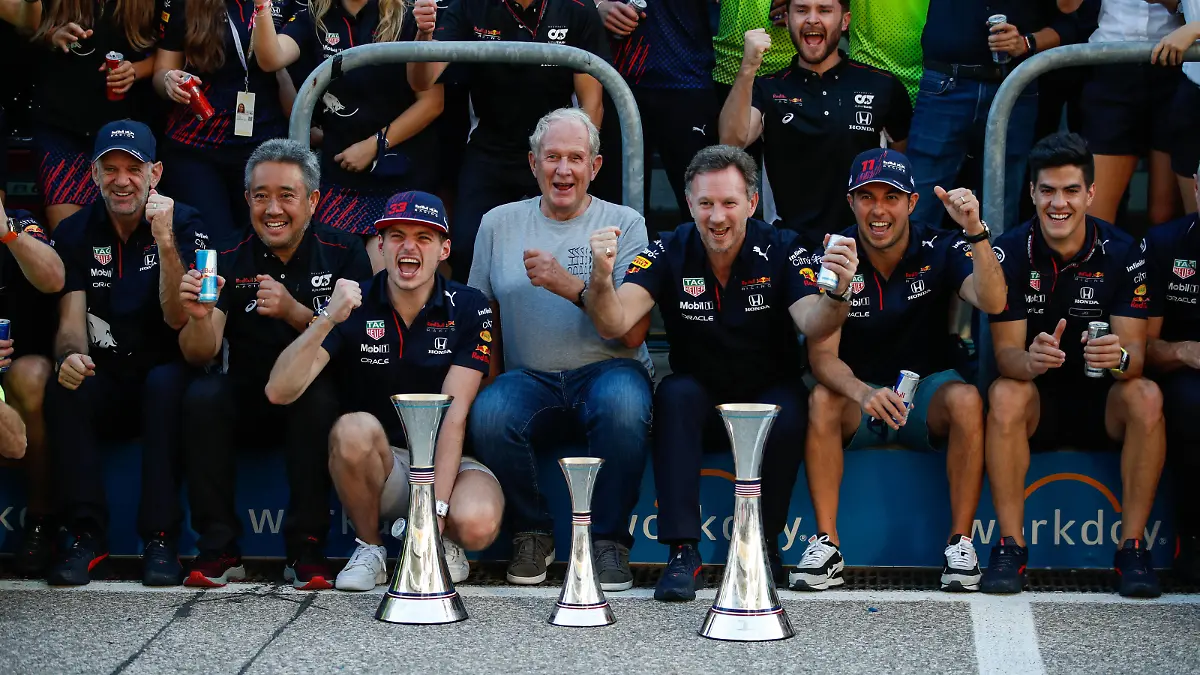 Sport Bilder des Tages Formula 1 2021: United States GP CIRCUIT OF THE AMERICAS, UNITED STATES OF AMERICA - OCTOBER 24: Adrian Newey, Chief Technical Officer, Red Bull Racing, Masashi Yamamoto, General Manager, Honda Motorsport, Helmut Marko, Consultant, Red Bull Racing, Christian Horner, Team Principal, Red Bull Racing, Max Verstappen, Red Bull Racing and Sergio Perez, Red Bull Racing, pose for a celebration group photo during the United States GP at Circuit of the Americas on Sunday October 24, 2021 in Austin, United States of America. Photo by Zak Mauger / LAT Images Images PUBLICATIONxINxGERxSUIxAUTxHUNxONLY GP2117_223838_56I8239