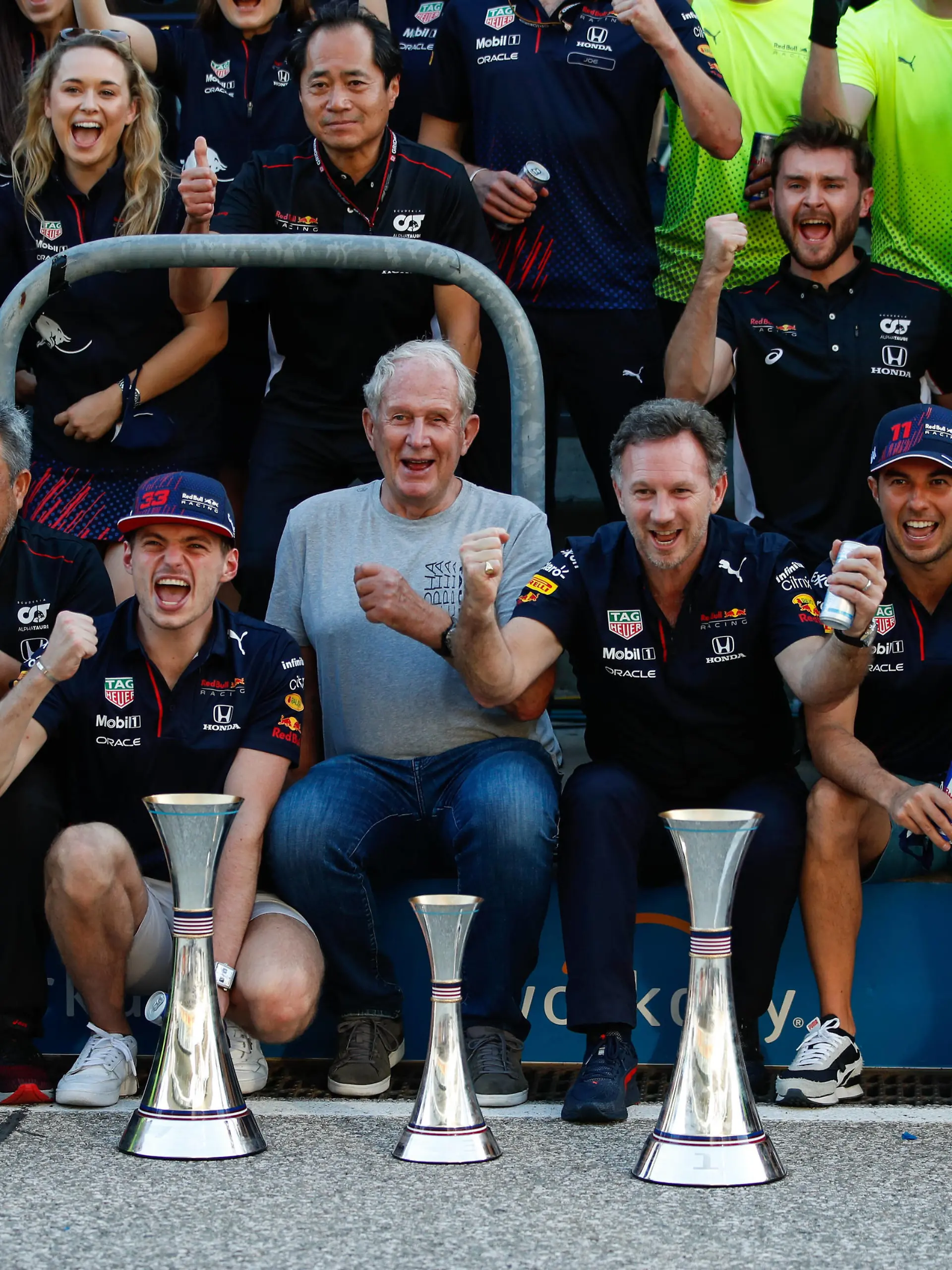 Sport Bilder des Tages Formula 1 2021: United States GP CIRCUIT OF THE AMERICAS, UNITED STATES OF AMERICA - OCTOBER 24: Adrian Newey, Chief Technical Officer, Red Bull Racing, Masashi Yamamoto, General Manager, Honda Motorsport, Helmut Marko, Consultant, Red Bull Racing, Christian Horner, Team Principal, Red Bull Racing, Max Verstappen, Red Bull Racing and Sergio Perez, Red Bull Racing, pose for a celebration group photo during the United States GP at Circuit of the Americas on Sunday October 24, 2021 in Austin, United States of America. Photo by Zak Mauger / LAT Images Images PUBLICATIONxINxGERxSUIxAUTxHUNxONLY GP2117_223838_56I8239
