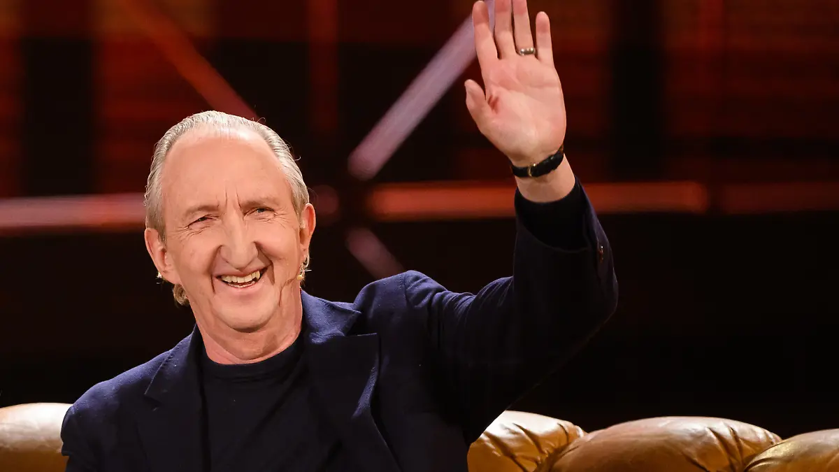 12 April 2019, Baden-Wuerttemberg, Offenburg: Mike Krüger, comedian and singer, gesticulated during the recording "50 Years ZDF Hit Parade" in the Baden Arena. The show will be broadcasted on 27.04.2019. Photo: Silas Stein/dpa