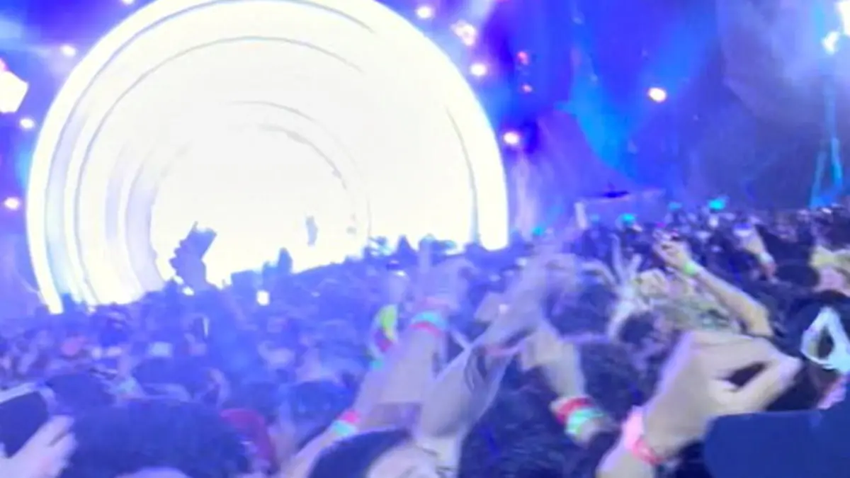 Attendees standing in close proximity during rap star Travis Scott's Astroworld festival in Houston, Texas, U.S., in this still image from social media video November 5, 2021.   Instagram @drainstarr/via REUTERS  ATTENTION EDITORS - THIS IMAGE HAS BEEN SUPPLIED BY A THIRD PARTY. MANDATORY CREDIT MUST CREDIT INSTAGRAM @DRAINSTARR. NO RESALES. NO ARCHIVES