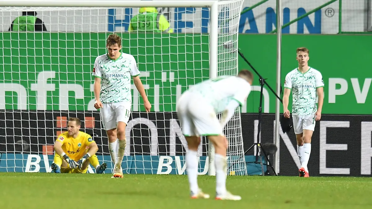 07.11.2021 - Fussball - Saison 2021 2022 - 1. Fussball - Bundesliga - 11. Spieltag: SpVgg Greuther Fürth Kleeblatt - Eintracht Frankfurt - Sportfoto Zink/MeZi - DFL regulations prohibit any use of photographs as image sequences and/or quasi-video - only for editorial use - von links : Marius Funk 1, SpVgg Greuther Fürth Max Christiansen 13, SpVgg Greuther Fürth Branimir Hrgota 10. SpVgg Greuther Fürth Gian Luca Gian-Luca Itter 27, SpVgg Greuther Fürth nach Gegentor Tor zum 1:2 enttäuscht / Enttäuschung *** 07 11 2021 Football season 2021 2022 1 Football Bundesliga 11 Matchday SpVgg Greuther Fürth Kleeblatt Eintracht Frankfurt Sportfoto Zink MeZi DFL regulations prohibit any use of photographs as image sequences and or quasi video only for editorial use from left Marius Funk 1, SpVgg Greuther Fürth Max Christiansen 13, SpVgg Greuther Fürth Branimir Hrgota 10 SpVgg Greuther Fürth Gian Luca Gian Luca Itter 27, SpVgg Greuther Fürth disappointed after conceding goal to 1 2 disappointment