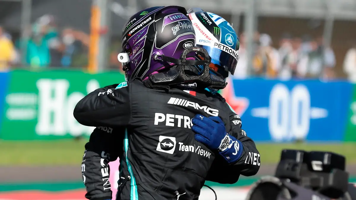 06.11.2021, Mexiko, Mexiko-Stadt: Motorsport: Formel-1-Weltmeisterschaft, Grand Prix von Mexiko, Rennstrecke Hermanos Rodriguez, Qualifying: Mercedes-Pilot Valtteri Bottas (Finnland) und sein Teamkollege Lewis Hamilton (Großbritannien) umarmen sich, nachdem sie im Qualifying den ersten bzw. zweiten Platz belegt haben. Foto: Edgard Garrido/Reuters pool via AP/dpa +++ dpa-Bildfunk +++