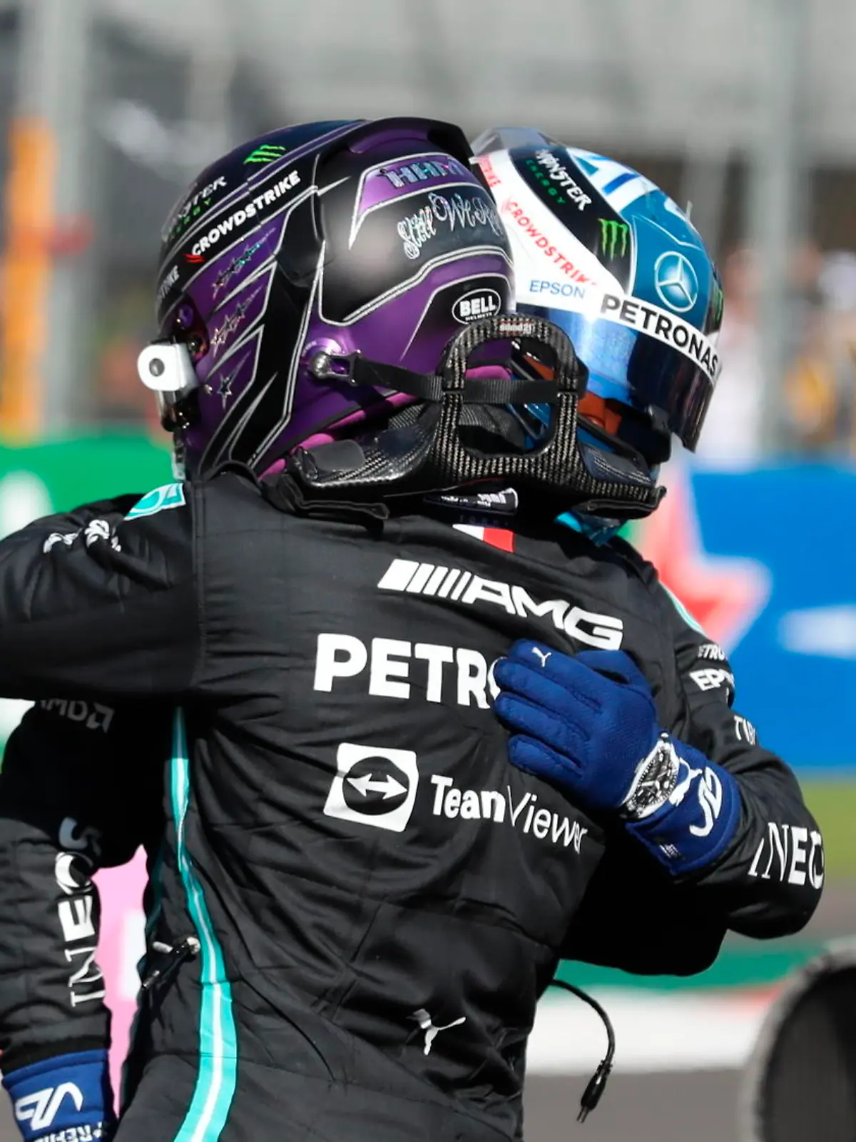 06.11.2021, Mexiko, Mexiko-Stadt: Motorsport: Formel-1-Weltmeisterschaft, Grand Prix von Mexiko, Rennstrecke Hermanos Rodriguez, Qualifying: Mercedes-Pilot Valtteri Bottas (Finnland) und sein Teamkollege Lewis Hamilton (Großbritannien) umarmen sich, nachdem sie im Qualifying den ersten bzw. zweiten Platz belegt haben. Foto: Edgard Garrido/Reuters pool via AP/dpa +++ dpa-Bildfunk +++