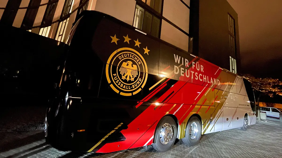 Deuschland vs. Lichtenstein, WM Quali, Vorberichte Wolfsburg, 08.11.2021, WM Qualifikationsspiel Deutschland vs. Lichtenstein, Deutsche Fußballnationalmannschaft Ankunft im Hotel Ritz in Wolfsburg. Bus der Deutschen Fußballnationalmannschaft. Wolfsburg *** Germany vs Lichtenstein, World Cup Quali, Previews Wolfsburg, 08 11 2021, World Cup Qualifier Germany vs Lichtenstein, German National Football Team Arrival at the Hotel Ritz in Wolfsburg Bus of the German National Football Team Wolfsburg