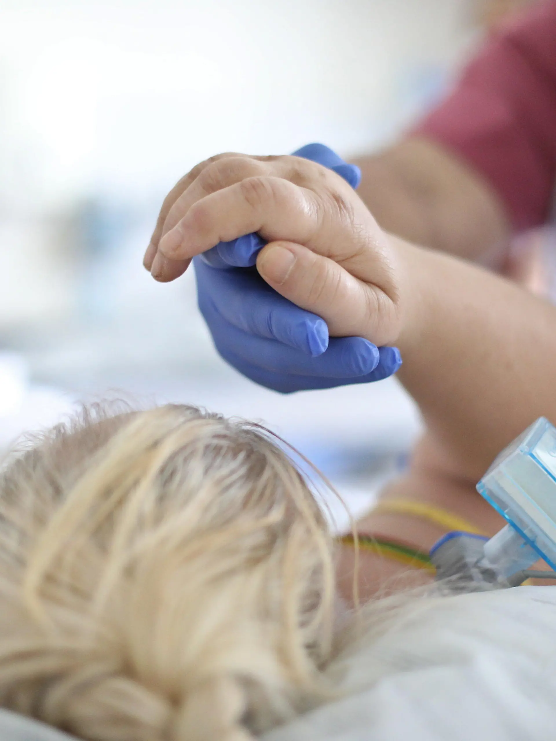 05.11.2021, Mecklenburg-Vorpommern, Rostock: Im Intensiv- und Überwachungsbereich im Klinikum Südstadt wird eine Patientin physiotherapeutisch versorgt. Die Krankenhausgesellschaft Mecklenburg-Vorpommern (KGMV) hat die zukünftige Landesregierung zu mehr Investitionsbereitschaft aufgerufen. Foto: Danny Gohlke/dpa +++ dpa-Bildfunk +++