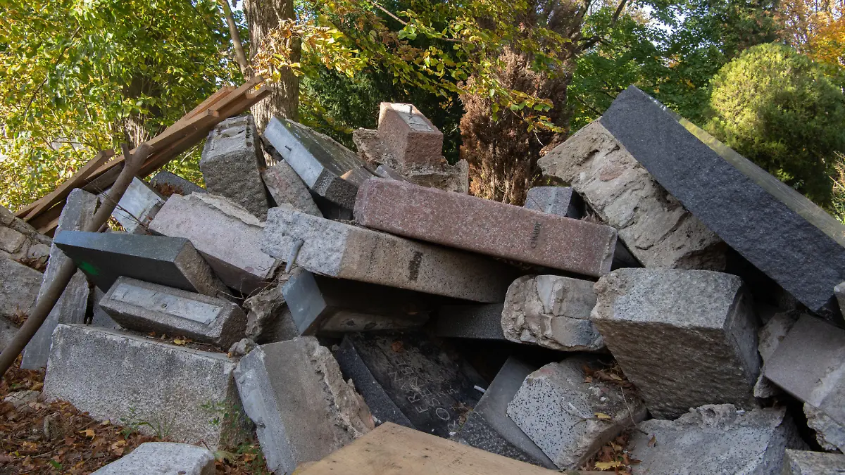 PRODUKTION - 25.10.2021, Berlin: Ausgediente Grabsteine liegen auf dem St. Jacobi Friedhof in Neukölln. Dort entstehen in Kursen aus den ehemaligen Grabsteinen Kunst und Gegenstände. Foto: Paul Zinken/dpa +++ dpa-Bildfunk +++