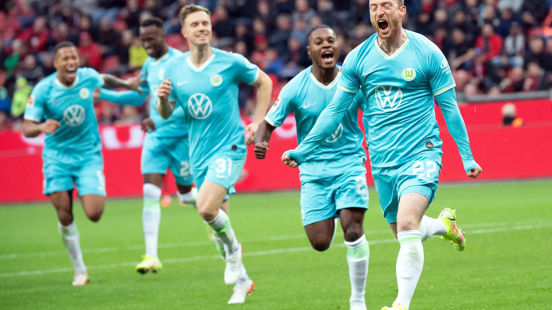 30.10.2021, Nordrhein-Westfalen, Leverkusen: Fußball: Bundesliga, Bayer Leverkusen - VfL Wolfsburg, 10. Spieltag, in der BayArena. Wolfsburgs Maximilian Arnold (r) bejubelt sein Tor zum 2:0. Foto: Federico Gambarini/dpa - WICHTIGER HINWEIS: Gemäß den Vorgaben der DFL Deutsche Fußball Liga bzw. des DFB Deutscher Fußball-Bund ist es untersagt, in dem Stadion und/oder vom Spiel angefertigte Fotoaufnahmen in Form von Sequenzbildern und/oder videoähnlichen Fotostrecken zu verwerten bzw. verwerten zu lassen. +++ dpa-Bildfunk +++