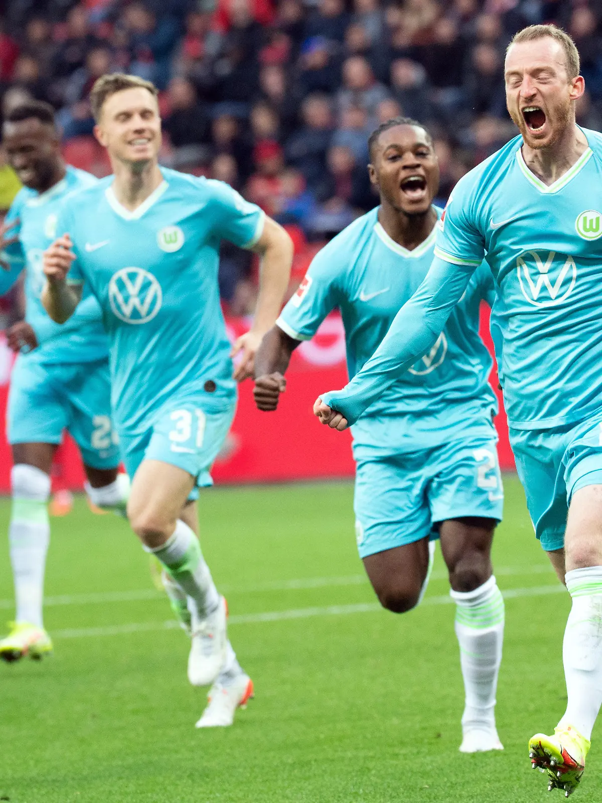 30.10.2021, Nordrhein-Westfalen, Leverkusen: Fußball: Bundesliga, Bayer Leverkusen - VfL Wolfsburg, 10. Spieltag, in der BayArena. Wolfsburgs Maximilian Arnold (r) bejubelt sein Tor zum 2:0. Foto: Federico Gambarini/dpa - WICHTIGER HINWEIS: Gemäß den Vorgaben der DFL Deutsche Fußball Liga bzw. des DFB Deutscher Fußball-Bund ist es untersagt, in dem Stadion und/oder vom Spiel angefertigte Fotoaufnahmen in Form von Sequenzbildern und/oder videoähnlichen Fotostrecken zu verwerten bzw. verwerten zu lassen. +++ dpa-Bildfunk +++