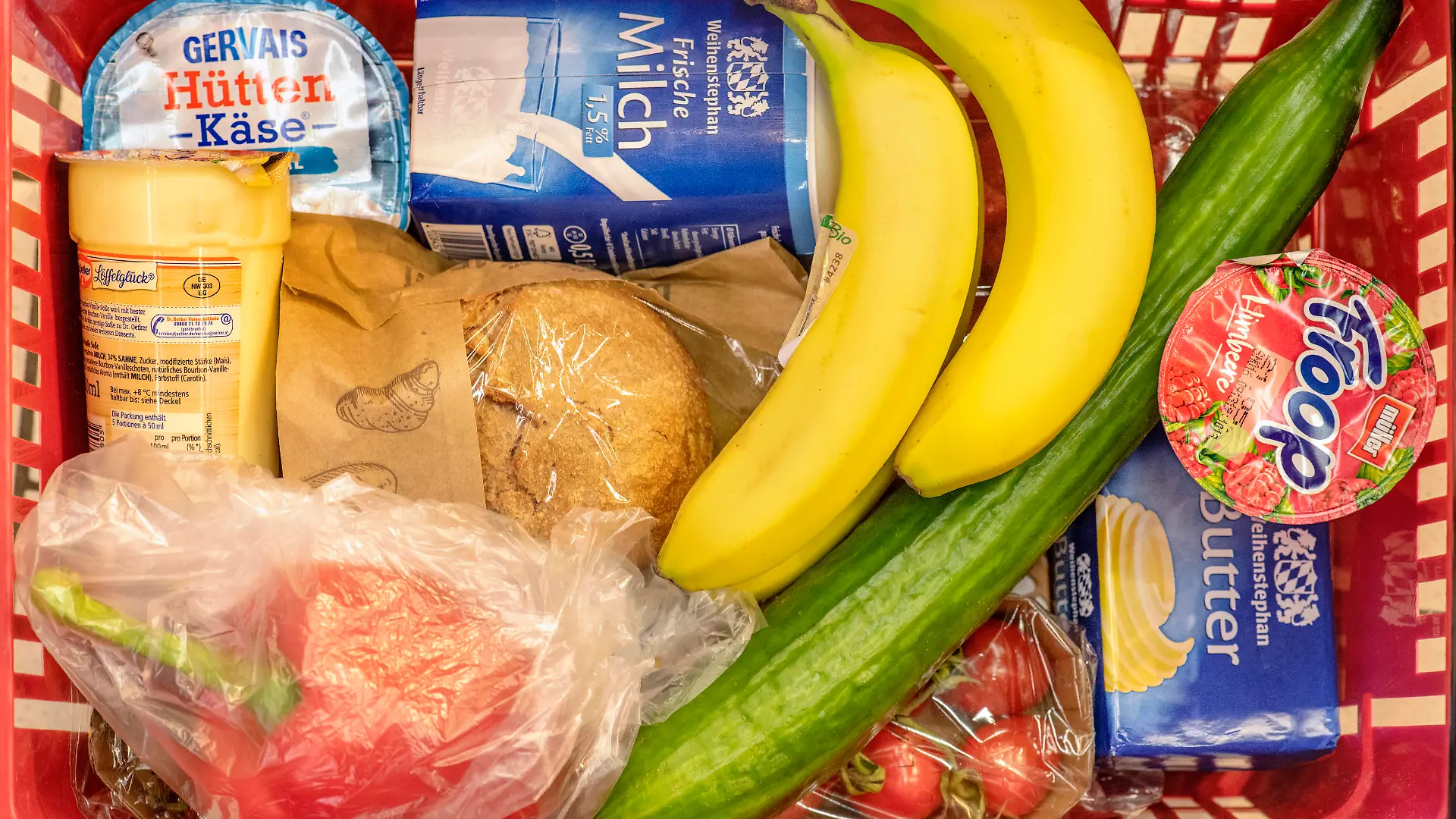 frische Lebensmittel aus dem Supermarkt, München, 10.05.2022 DEU, Deutschland, München, 10. Mai 2022, Lebensmittel aus dem Supermarkt, Einkaufskorb mit frischen Lebensmitteln von Rewe, typischer Einkauf, Käse, frische Milch, Butter, Joghurt, Tomaten, Gurken, Paprika, Gemüse, Obst, Bananen, Brötchen, Milch, lecker, gesunde Ernährung, Symbolfoto Preissteigerungen bei Lebensmitteln, Inflationsrate auf Rekordniveau wegen Ukrainekrieg, alles wird teurer, teuer, Lebenshaltungskosten steigen, Infation, Inflationsrate, Kosten für private Haushalte, einkaufen, Haushalt, Mai 2022, Bayern, bayerisch, *** fresh food from supermarket, Munich, 10 05 2022 DEU, Germany, Munich, 10 May 2022, food from supermarket, shopping basket with fresh food from