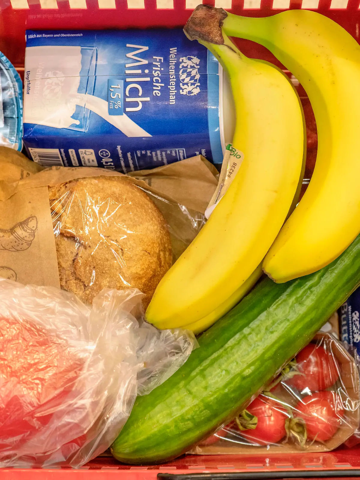  frische Lebensmittel aus dem Supermarkt, München, 10.05.2022 DEU, Deutschland, München, 10. Mai 2022, Lebensmittel aus dem Supermarkt, Einkaufskorb mit frischen Lebensmitteln von Rewe, typischer Einkauf, Käse, frische Milch, Butter, Joghurt, Tomaten, Gurken, Paprika, Gemüse, Obst, Bananen, Brötchen, Milch, lecker, gesunde Ernährung, Symbolfoto Preissteigerungen bei Lebensmitteln, Inflationsrate auf Rekordniveau wegen Ukrainekrieg, alles wird teurer, teuer, Lebenshaltungskosten steigen, Infation, Inflationsrate, Kosten für private Haushalte, einkaufen, Haushalt, Mai 2022, Bayern, bayerisch, *** fresh food from supermarket, Munich, 10 05 2022 DEU, Germany, Munich, 10 May 2022, food from supermarket, shopping basket with fresh food from